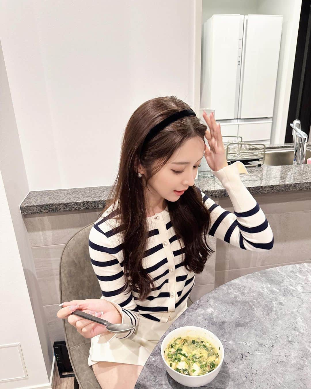 岸本沙季さんのインスタグラム写真 - (岸本沙季Instagram)「最近は健康と美容の為に朝ジムと自炊を習慣化させるため奮闘中です…  ただ毎食凝った料理を作れるほど器用でもないので、レンチン3分で作れるおかめ豆腐「ちょい飯」によくお世話になっています❤︎  東北・関東・甲信越・静岡のスーパーで取り扱いがあり味は3種類。写真のものは担々スープで私的に1番のお気に入りです☺︎皆様も是非活用してみて下さい♩  #PR#レンジで3分#ちょい飯豆腐#タンパク質#タカノフーズ#おかめ豆腐#ちょい飯」10月2日 12時40分 - saki__kishimoto
