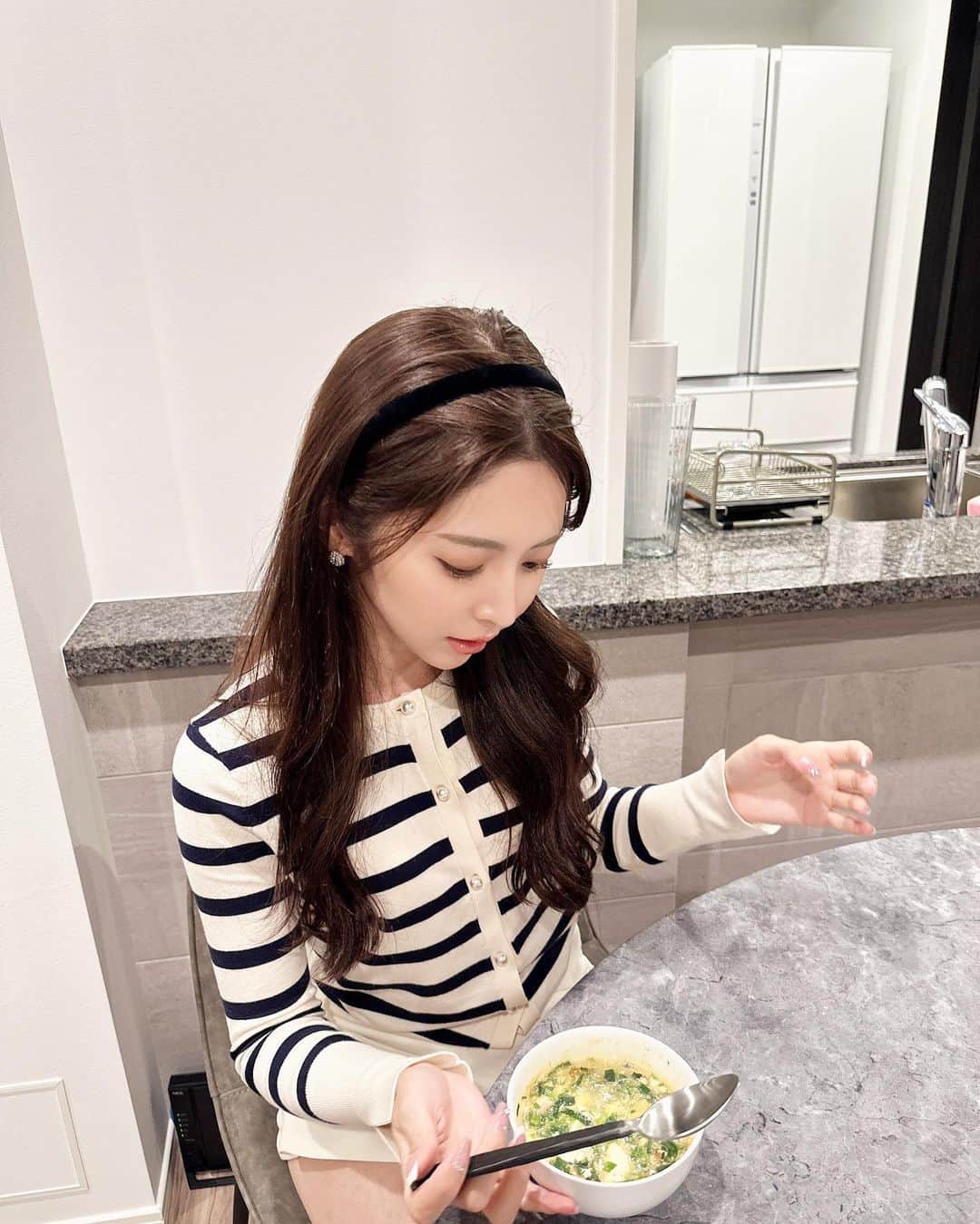 岸本沙季さんのインスタグラム写真 - (岸本沙季Instagram)「最近は健康と美容の為に朝ジムと自炊を習慣化させるため奮闘中です…  ただ毎食凝った料理を作れるほど器用でもないので、レンチン3分で作れるおかめ豆腐「ちょい飯」によくお世話になっています❤︎  東北・関東・甲信越・静岡のスーパーで取り扱いがあり味は3種類。写真のものは担々スープで私的に1番のお気に入りです☺︎皆様も是非活用してみて下さい♩  #PR#レンジで3分#ちょい飯豆腐#タンパク質#タカノフーズ#おかめ豆腐#ちょい飯」10月2日 12時40分 - saki__kishimoto