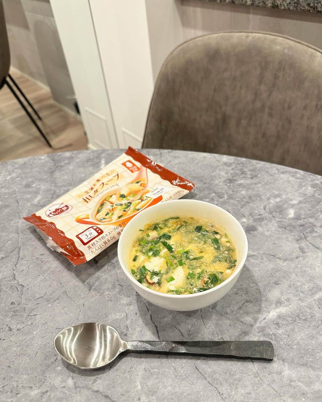岸本沙季さんのインスタグラム写真 - (岸本沙季Instagram)「最近は健康と美容の為に朝ジムと自炊を習慣化させるため奮闘中です…  ただ毎食凝った料理を作れるほど器用でもないので、レンチン3分で作れるおかめ豆腐「ちょい飯」によくお世話になっています❤︎  東北・関東・甲信越・静岡のスーパーで取り扱いがあり味は3種類。写真のものは担々スープで私的に1番のお気に入りです☺︎皆様も是非活用してみて下さい♩  #PR#レンジで3分#ちょい飯豆腐#タンパク質#タカノフーズ#おかめ豆腐#ちょい飯」10月2日 12時40分 - saki__kishimoto