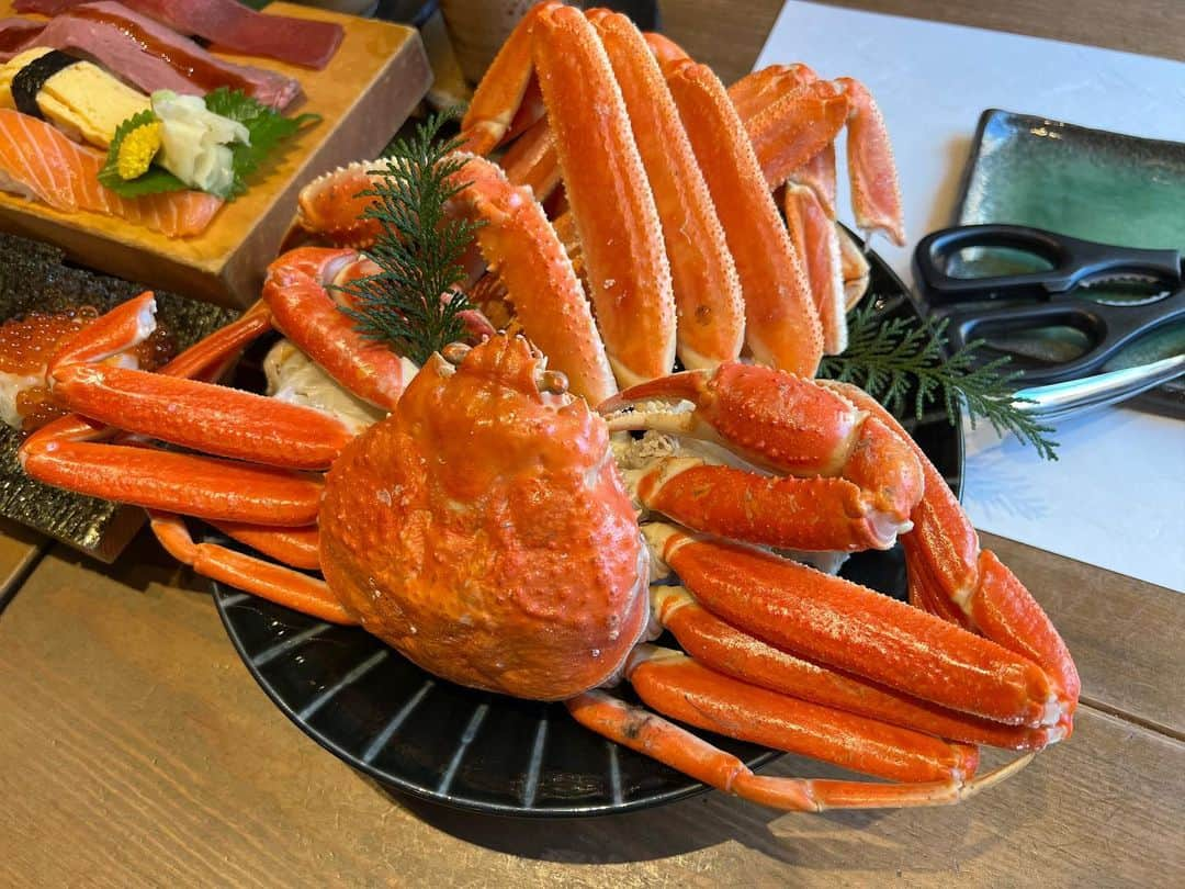 かこさんのインスタグラム写真 - (かこInstagram)「すし酒場フジヤマさんのお寿司とカニ食べ放題🦀🍣✨ フジヤマさんのお寿司本当に美味しすぎる！！！食べ放題のクオリティじゃない！！！食べる度に感動する😭✨ こぼれ寿司が本当にこぼれる量すごくて口いっぱいに頬張れる幸せ🤤🩷 牡蠣の食べ放題バージョンもあるからまた次行きたい🦪💛 #すし酒場フジヤマ #すし酒場フジヤマ秋葉原店 #フジヤマ #秋葉原 #秋葉原グルメ #お寿司 #寿司 #すし #sushi #食べ放題 #お寿司食べ放題 #カニ #蟹 #カニ食べ放題 #먹방 #대식가 #먹팔 #먹팔해요 #먹스타그램 #大食い #双子 #はらぺこツインズ  #大胃王 #モッパン #ความตะกละ #Ham ăn #Gula」10月2日 12時40分 - harapeko__kako