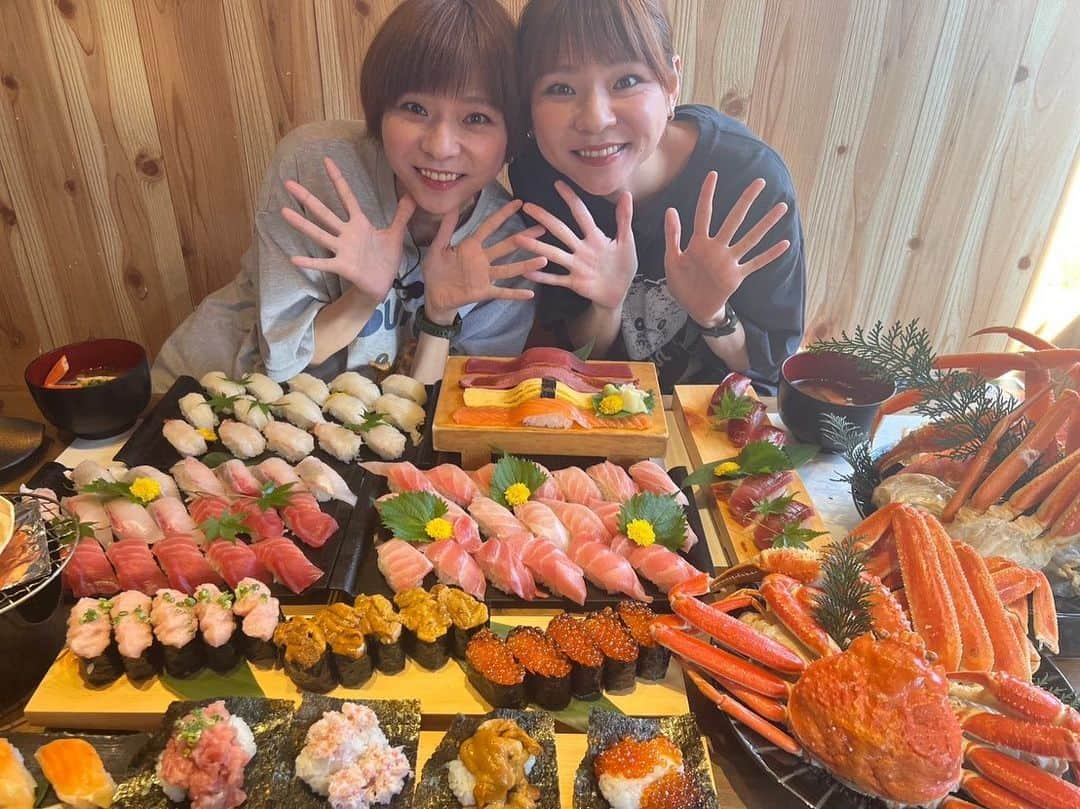 かこのインスタグラム：「すし酒場フジヤマさんのお寿司とカニ食べ放題🦀🍣✨ フジヤマさんのお寿司本当に美味しすぎる！！！食べ放題のクオリティじゃない！！！食べる度に感動する😭✨ こぼれ寿司が本当にこぼれる量すごくて口いっぱいに頬張れる幸せ🤤🩷 牡蠣の食べ放題バージョンもあるからまた次行きたい🦪💛 #すし酒場フジヤマ #すし酒場フジヤマ秋葉原店 #フジヤマ #秋葉原 #秋葉原グルメ #お寿司 #寿司 #すし #sushi #食べ放題 #お寿司食べ放題 #カニ #蟹 #カニ食べ放題 #먹방 #대식가 #먹팔 #먹팔해요 #먹스타그램 #大食い #双子 #はらぺこツインズ  #大胃王 #モッパン #ความตะกละ #Ham ăn #Gula」