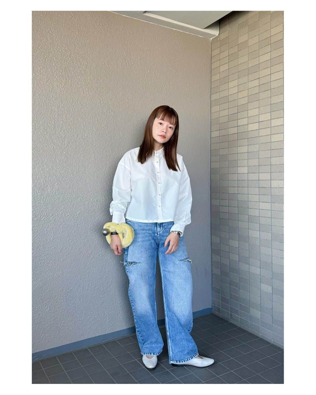 高山直子さんのインスタグラム写真 - (高山直子Instagram)「白シャツ×パール×デニム🤍 シャツが心地よい季節になりましたね😍 アイテムはタグ付けしてます🏷️」10月2日 12時49分 - nao_70koro