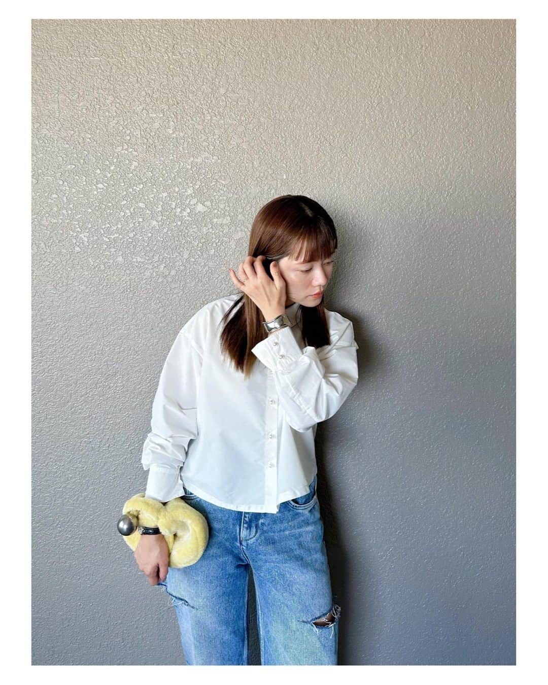 高山直子のインスタグラム：「白シャツ×パール×デニム🤍 シャツが心地よい季節になりましたね😍 アイテムはタグ付けしてます🏷️」