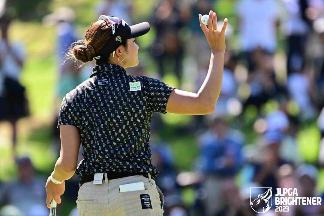 原英莉花さんのインスタグラム写真 - (原英莉花Instagram)「日本女子オープンゴルフ選手権 優勝🏆することができました！！ . 沢山のギャラリーの皆さんからの ご声援届いていました。 力いっぱい一緒に戦ってくれて 本当にありがとうございました☺️ 力になりました💪🏼 . いい戦いができて本当に幸せでした。 4日間、とても高い集中力で 自信を持ってプレーできたと思います。 . . 躓くこともあるけどヘコタレナイ。 これからもこつこつ自分の腕を磨いて 自分が選んだ14本のクラブと共に挑戦を続けます。 . 私らしく自由に🦖🤍🔥 . . また一緒に戦ってくれたら嬉しいです😊 . . . #先の事はコントロールできないって知った #前向きが大事って学んだ #どんな時もハッピーマンで生きるって決めた #🦖」10月2日 12時53分 - warriorsmilerika_9