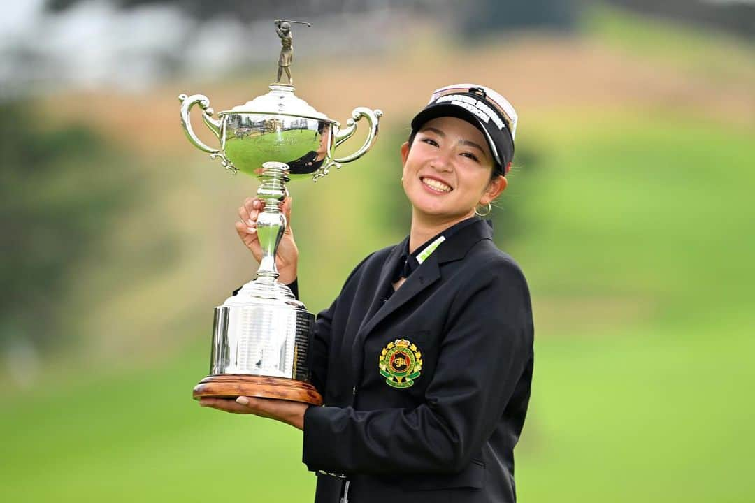 原英莉花のインスタグラム：「日本女子オープンゴルフ選手権 優勝🏆することができました！！ . 沢山のギャラリーの皆さんからの ご声援届いていました。 力いっぱい一緒に戦ってくれて 本当にありがとうございました☺️ 力になりました💪🏼 . いい戦いができて本当に幸せでした。 4日間、とても高い集中力で 自信を持ってプレーできたと思います。 . . 躓くこともあるけどヘコタレナイ。 これからもこつこつ自分の腕を磨いて 自分が選んだ14本のクラブと共に挑戦を続けます。 . 私らしく自由に🦖🤍🔥 . . また一緒に戦ってくれたら嬉しいです😊 . . . #先の事はコントロールできないって知った #前向きが大事って学んだ #どんな時もハッピーマンで生きるって決めた #🦖」