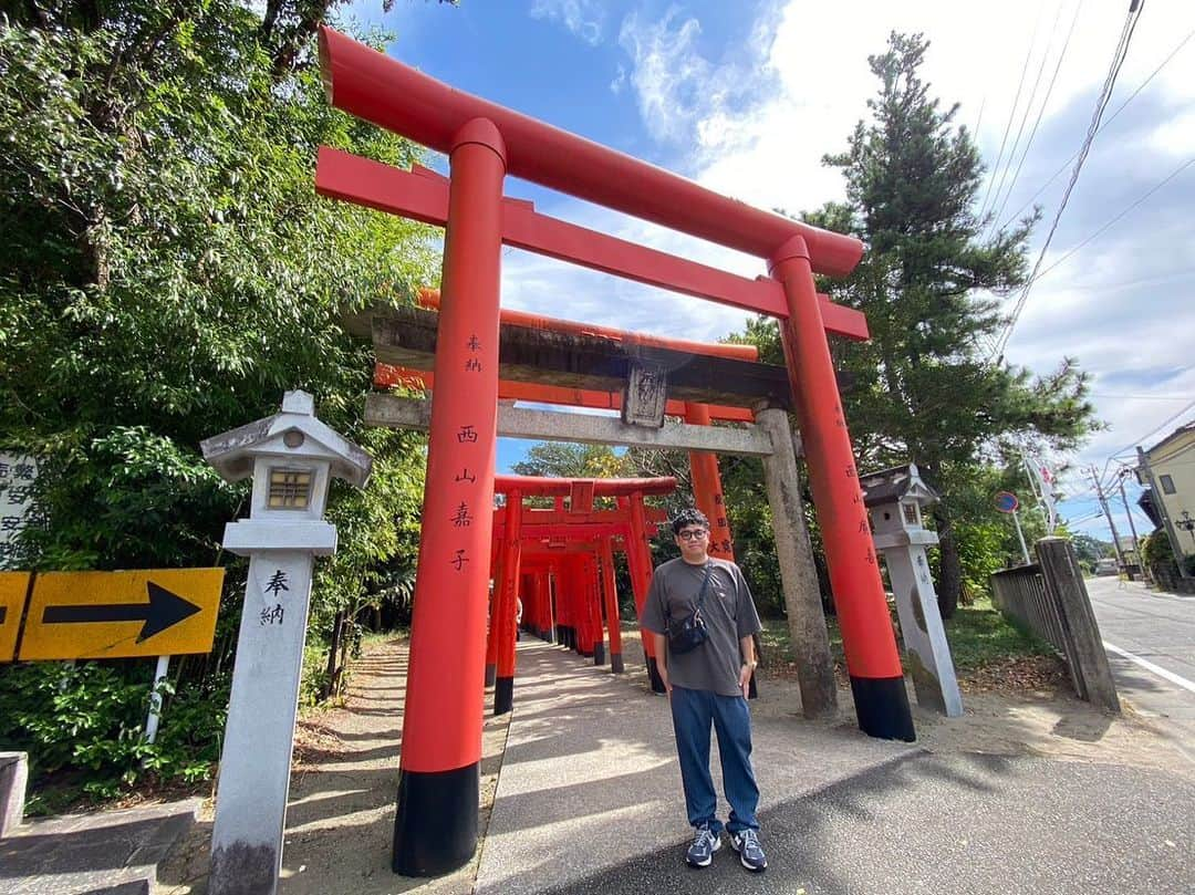 昴生さんのインスタグラム写真 - (昴生Instagram)「参拝！！ #村田さんのお知り合いの #神社ソムリエの方が #今年一番の最強の金運神社 #教えていただいていってきました！ #一葉稲荷神社！ #いくつもの鳥居をくぐって #すぐある #銭洗い #でお金を洗って #社殿で拝み #その横にある #えびす神社！ #ここが金運最強なんですって！ #しっかりと拝みました！ #そして #社殿の裏にある #波を蹴り返すウサギ #を見に行きました！ #その前の地面が草木が一本も生えてないんです！ #ウサギの力らしくて #まさにパワースポットらしいです！ #ほんまに鳥肌たつくらいここだけなにも生えてないです！ #種子をまいてはるのにほんまに生えないらしいです！ #神社出てめっちゃ頭痛がしてきて #嫁にパワーの容量オーバーしたんちゃう？ #容量少なすぎんねん #と言われました！ #みんなパワーの容量何ギガにしてんの？」10月2日 13時02分 - mikikousei