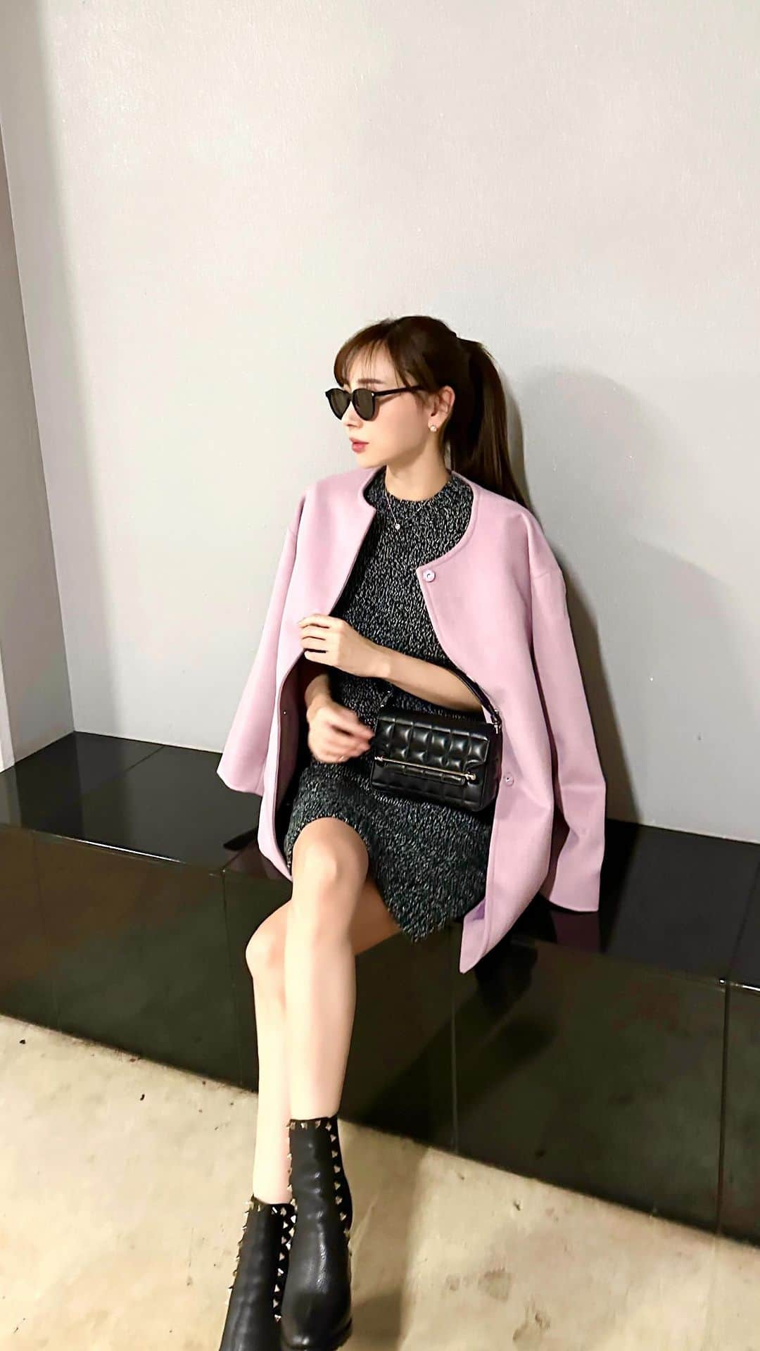 岡部あゆみのインスタグラム：「📌Outfit Light purpleの🧥が主役🕶️🍂 これでコラボコート5色全部載せられた🤳🏻♡  coat @kobe_lettuce 10月5日 18:00-start Knit @zara boots @maisonvalentino  bag @strathberry sunglasses @ysl」