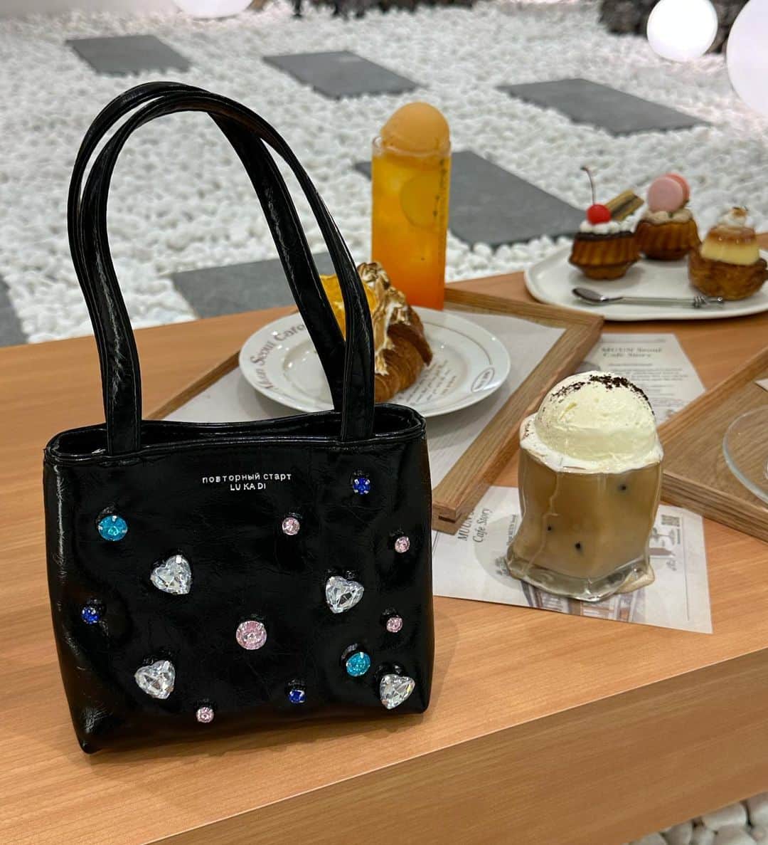 ひなたろす（佐原ひなた）さんのインスタグラム写真 - (ひなたろす（佐原ひなた）Instagram)「横浜ビブレにopenした @muun_seoul 🍓♡  原宿にも店舗があってよくいく 最強可愛いカフェが横浜にも......♡  デザートも🍨ドリンクも迷いすぎるほどの メニューがあってワッフルが美味しすぎて だいっっすきなんだぁ🍞 カフェラテに🍨も1番好きな飲み物🥛笑  最強韓国カフェ☕️🇰🇷  17237570 👜の品番はこちら⭐️  HallowsJP27 クーポン使ってね〜♡  #韓国カフェ #ムーンソウル #横浜駅カフェ #cafe #カフェ巡り #カフェ巡り #神奈川カフェ #原宿カフェ #表参道カフェ #カトク #カカオフレンズ #カフェ好きな人と繋がりたい #カフェスタグラム #淡色カフェ #淡色インテリア #shein #シーイン購入品 #シーイン　#横浜ビブレ」10月2日 20時20分 - saharahinata