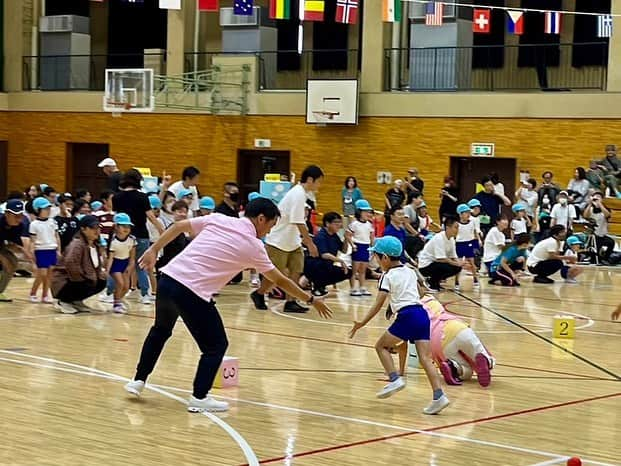 青山大人さんのインスタグラム写真 - (青山大人Instagram)「朝活のしやすい季節になりました☺️昨日は子どもたちの幼稚園の運動会へパパとして参加。  ６歳の長男は昨年の運動会からの、今回の幼稚園最後の運動会でリレーを走るのことを目標設定し、1年間頑張ってきました。しかし何と8月に手持ち花火で足の甲を火傷。リレーの選抜の日だけは無理に走りましたが、その後火傷が悪化し、思うように練習できず凹んでいました。  9月はずっとリレーに向けて火傷を治すこと季節の変わり目で持病の喘息が出ないように、食べ物と睡眠、遊びは控えて運動会に向けて努力していました。  努力が実り、昨日はリレーのアンカーとして堂々1位の結果を残し、パパも一安心でしたが、1番肝心な最終種目の選抜リレーの動画を撮り損ねるという大失態を…。どなたかリレーの動画撮っている方いたら頂けないでしょうか？宜しくお願い申し上げます🤲  #青山やまと #土浦市　#つくば市　#つくばみらい市　#石岡市　#かすみがうら市　#つくばみらい市 #茨城６区」10月2日 12時57分 - aoyamayamato