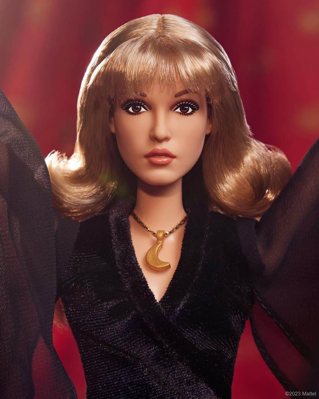 バービーさんのインスタグラム写真 - (バービーInstagram)「Soulful stage presence ✨ Spellbinding style 🖤 With a career that’s touched generations of music lovers, @StevieNicks is the latest legend to be celebrated as part of the Barbie Music Series, bringing her inspiring story and chart-topping career to artists and audiences of all ages. #Barbie #YouCanBeAnything」10月2日 13時00分 - barbiestyle