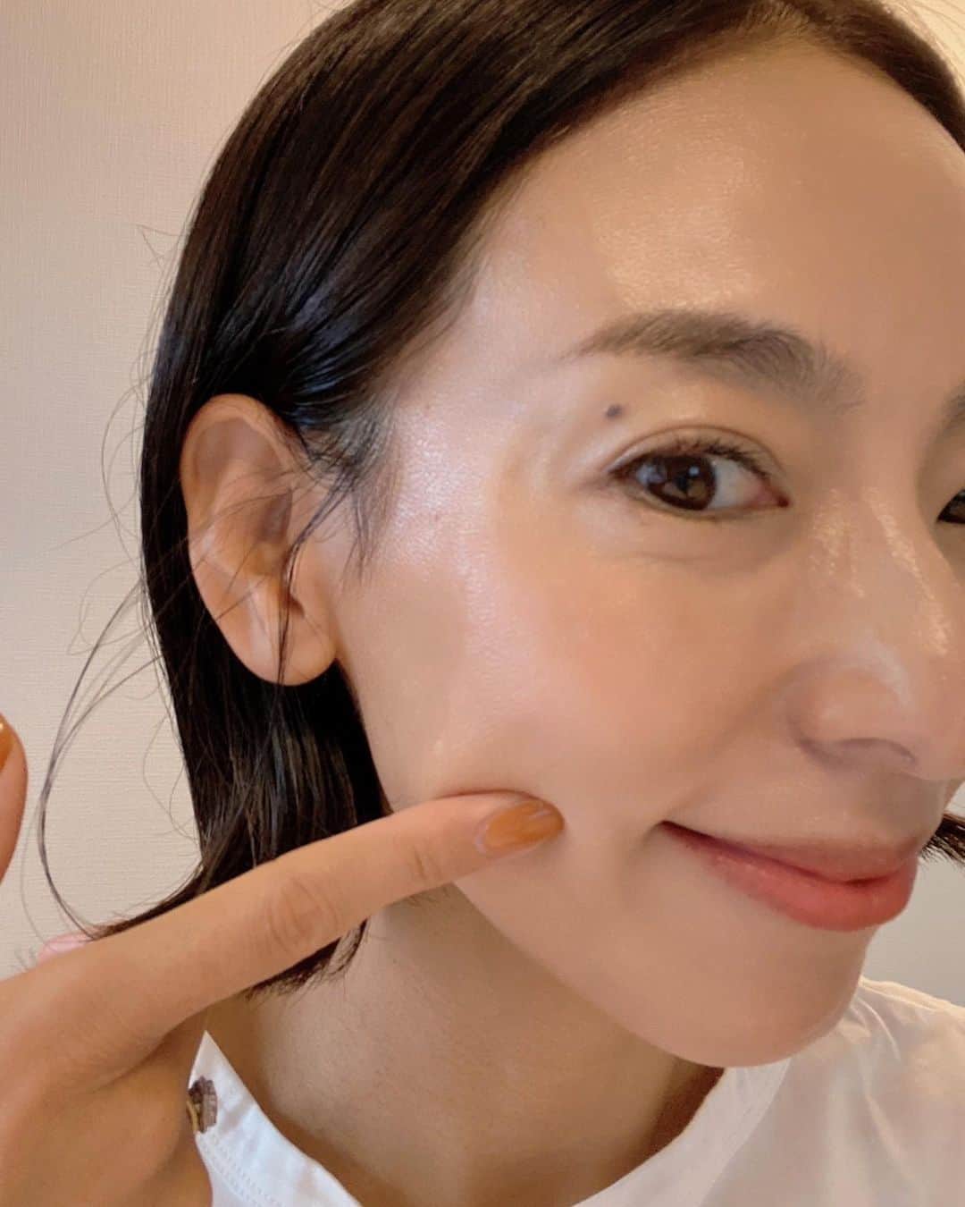 小泉里子のインスタグラム：「ドバイで外遊びやゴルフで日焼けした私の肌。 年齢も考えて、しっかりとケアしたい、でも遊びも思いっきりしたい派なので、より気を遣っていきたいところ。  最近ずっと使ってる、「クレ・ド・ポー ボーテのタンクレームエクラn」は、私にとってのスーパー救世主アイテム。  今までしっくりくるファンデーションを見つけられなくて、いろいろ試してたんだけど、初めて使う驚きの使用感！  ファンデーションって塗ってるとなんか重たく感じるんだけど、 このタンクレームエクラnは、 美容液を塗ってるような感覚。 実際にクレ・ド・ポー ボーテのスキンケアと共通成分が入っていて、ファンデーションを使用しながら、スキンケア効果があるから、肌に優しい。 そして、使うたびに艶がうまれるの。 ダイヤモンドの光構造と同様に、肌の内側から輝くように光を操って、人種、年齢、肌タイプに関わらず肌を美しく見せる技術を搭載しているんだって。 たしかにね、使い始めてから 肌が輝いてるねとよく言われる♡  塗り方も、思ったより少量で大丈夫。伸びが良いから綺麗に全体に馴染んでくれるの。 そして、1日中崩れないのも嬉しいポイント。 息子と一緒にいると、メイク直しの時間なんてなくて、化粧崩れを気にしなくて良いのが最高に嬉しい。 それまで、夕方鏡みるとびっくりする時があったから。笑  夜、化粧を落とすとき、鏡に写る自分の肌が朝と一緒、もしくは馴染んでさらに綺麗なんじゃないかと思うくらい。 落としたくない。笑  朝、息子が起きる前に化粧をするんだけど、タンクレームエクラnは、パウダーなしでも綺麗に仕上がるから、ひと手間減るのも、スーパーせっかちな私には 最高の嬉しポイント。  日焼けしてる私は、オークル40とオークル30を場所によって使い分け。 色のバリエーションが豊富にあるから、自分の肌色が見つかる。  40代、いろいろ肌悩みが尽きないけど、タンクレームエクラnと出会って、毎日のメイク時間が楽しくてしょうがない。  皆さんもぜひ使ってみてね。 きっと、同じ気持ちになるはずよ〜♡  #PR  #クレドポーボーテ  #ファンデーション」