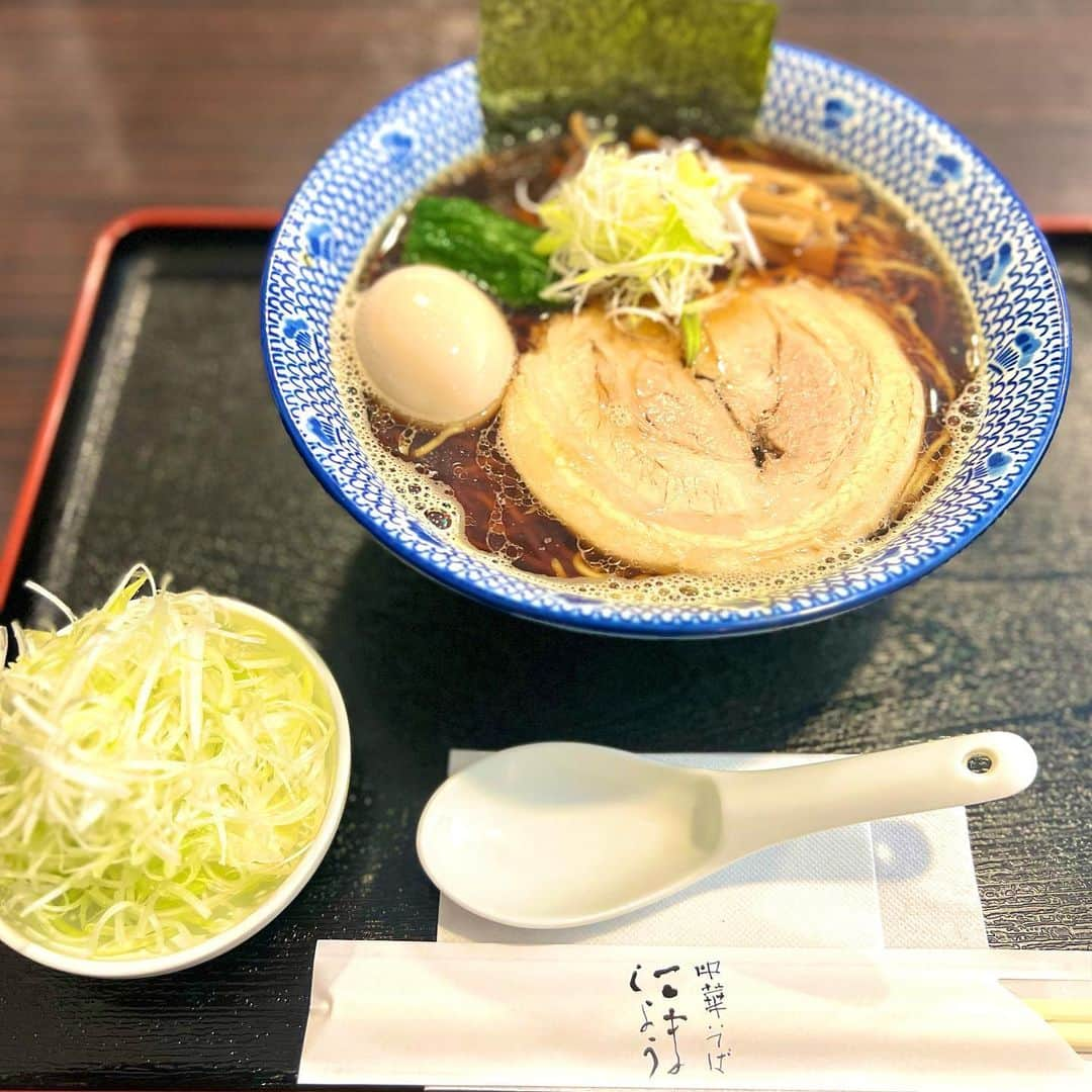 松尾貴史のインスタグラム：「朝思い立ち、東京の祖師ヶ谷大蔵から群馬県高崎市に移転して久しい「中華そば こましょう」へ。  やっと来れた！  相変わらず美味い旨いラーメン🍜  今日は久々なので醤油のおおもり、味玉と葱細切りをトッピング。  店主の小松正一さんと記念写真。 近くで美味しいコーヒーが飲める店を尋ねると、左行って信号右に曲がった左側に「ウォームス」という店があるのを教えてくれた。  とても素敵な佇まいのコーヒー屋さん、淹れてくれた一杯が不思議な甘さを持っていて、頼んでいたミルクを断ったほど。若いイケメンの店主は、聞けば祖師ヶ谷大蔵の喫茶店で学んだとか。  祖師ヶ谷大蔵→高崎という風が吹いているのか。  #群馬 #鶴舞う形の群馬県 #高崎 #ラーメン #こましょう #中華そば #コーヒー #珈琲 #warmth」