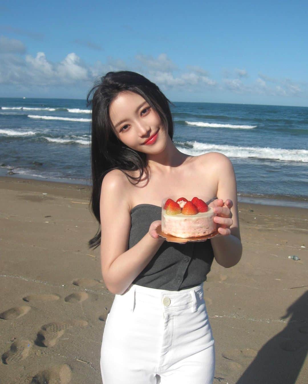 蔡瑞雪（Ruixue Tsai）さんのインスタグラム写真 - (蔡瑞雪（Ruixue Tsai）Instagram)「今天是我生日，我的生日願望是⋯  祝我生日快樂的人會幸福一輩子🎂🤍」10月2日 13時06分 - snowbabyq