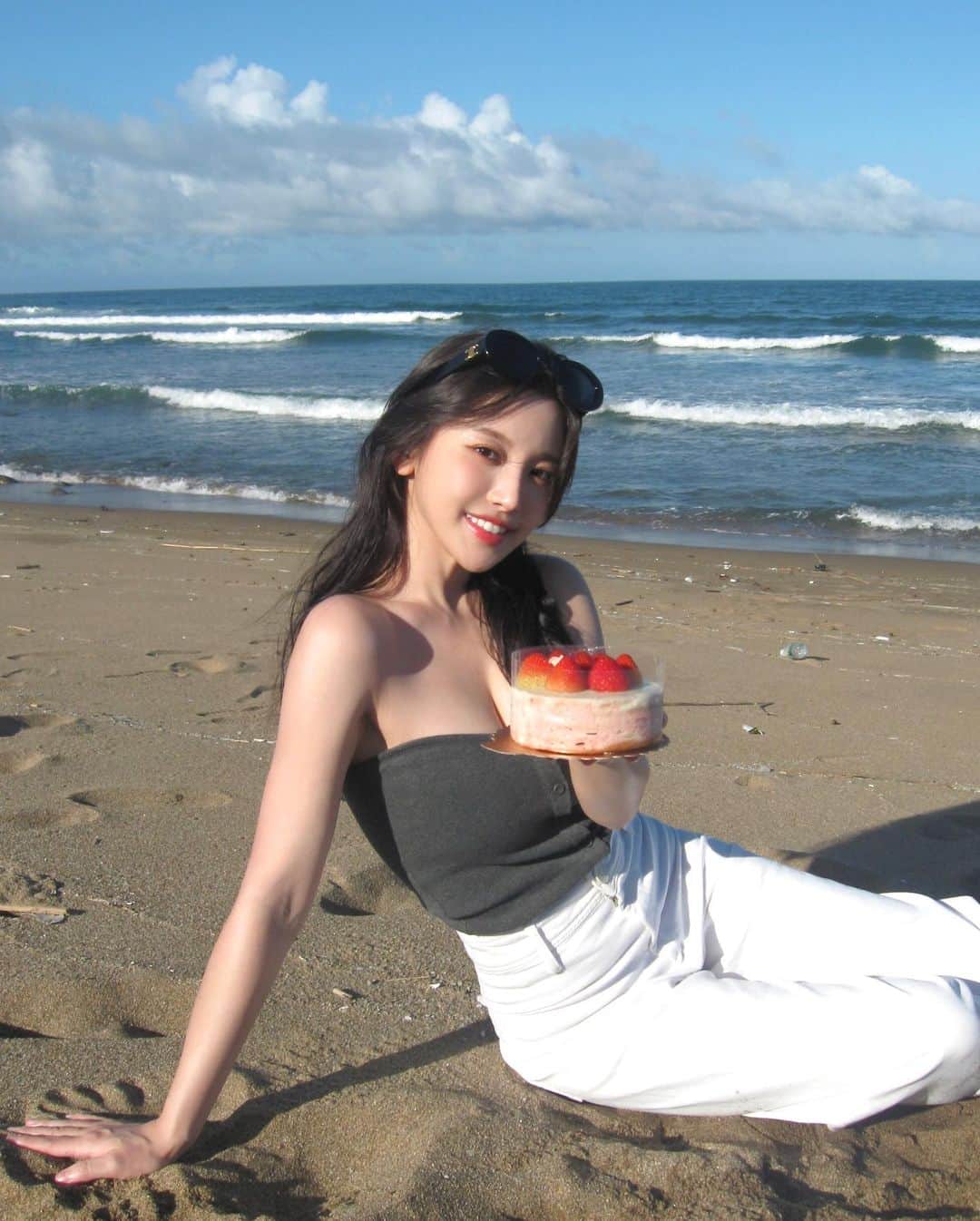 蔡瑞雪（Ruixue Tsai）のインスタグラム：「今天是我生日，我的生日願望是⋯  祝我生日快樂的人會幸福一輩子🎂🤍」