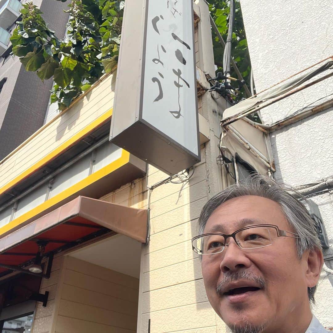 松尾貴史さんのインスタグラム写真 - (松尾貴史Instagram)「朝思い立ち、東京の祖師ヶ谷大蔵から群馬県高崎市に移転して久しい「中華そば こましょう」へ。  やっと来れた！  相変わらず美味い旨いラーメン🍜  今日は久々なので醤油のおおもり、味玉と葱細切りをトッピング。  店主の小松正一さんと記念写真。 近くで美味しいコーヒーが飲める店を尋ねると、左行って信号右に曲がった左側に「ウォームス」という店があるのを教えてくれた。  とても素敵な佇まいのコーヒー屋さん、淹れてくれた一杯が不思議な甘さを持っていて、頼んでいたミルクを断ったほど。若いイケメンの店主は、聞けば祖師ヶ谷大蔵の喫茶店で学んだとか。  祖師ヶ谷大蔵→高崎という風が吹いているのか。  #群馬 #鶴舞う形の群馬県 #高崎 #ラーメン #こましょう #中華そば #コーヒー #珈琲 #warmth」10月2日 13時06分 - kitsch.matsuo