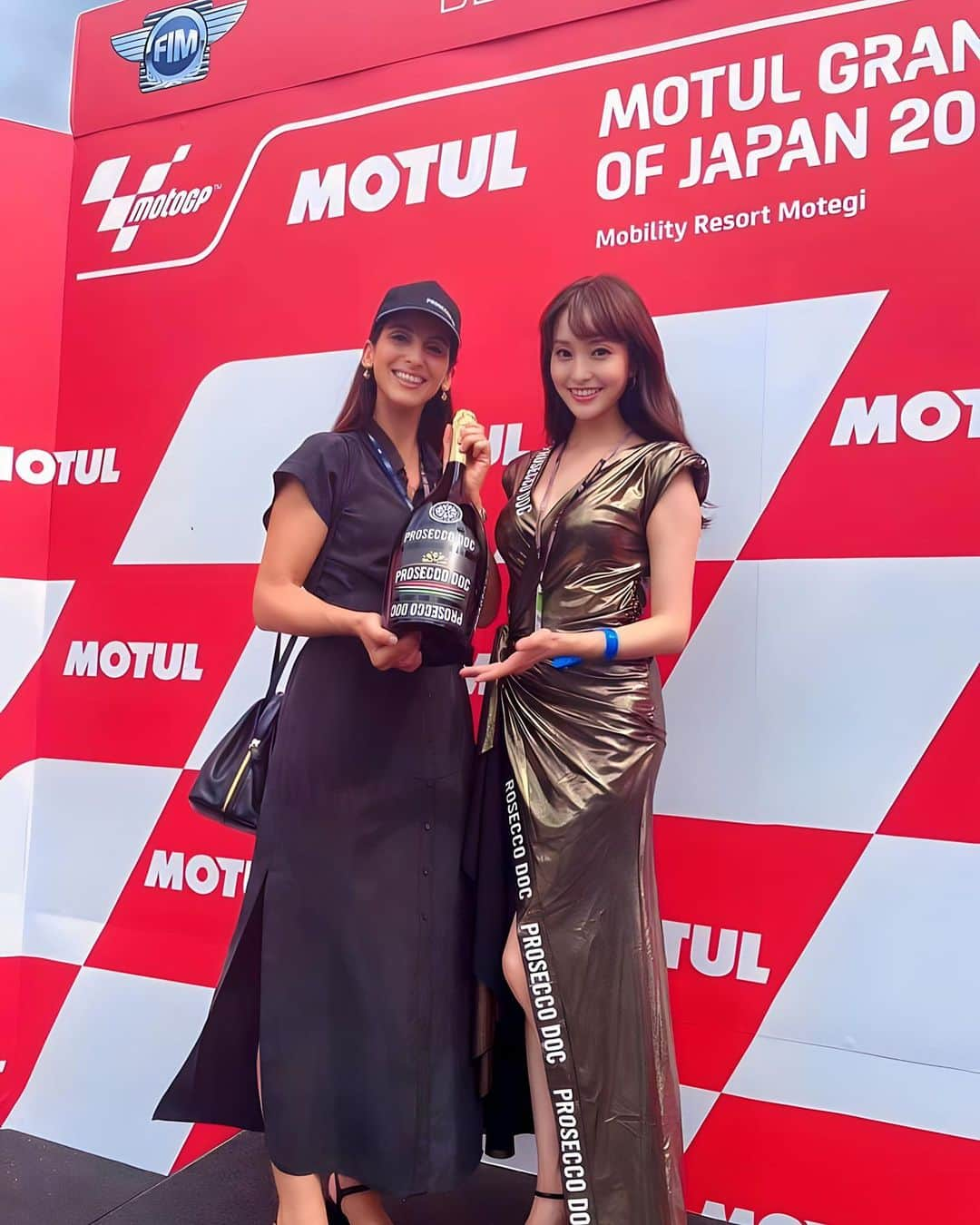 水谷望愛さんのインスタグラム写真 - (水谷望愛Instagram)「🍾 ❤️ ❤️ ❤️ MotoGPのシャンパンファイトで使用されているイタリアのスパークリングワイン @proseccodoc のプロモーションのお仕事をさせていただきました🥂 シャンパンファイトで使用されているボトルは、3本分の量が入っている特別モデルです🍾 めちゃくちゃ重かったー😂あんなに軽々振るなんてって思ったけどライダーですもんね...笑 みなさんもProsecco見つけたら飲んでみて下さいね🤤　  サーキットで声かけてくれたみなさんありがとうございました😍  やっぱりサーキットはパワースポットですね。楽しかったー🥺 #proseccodoc#prosecco #MotoGP#MotoGP_jp#モビリティリゾートもてぎ」10月2日 13時06分 - noa0209_x_x_