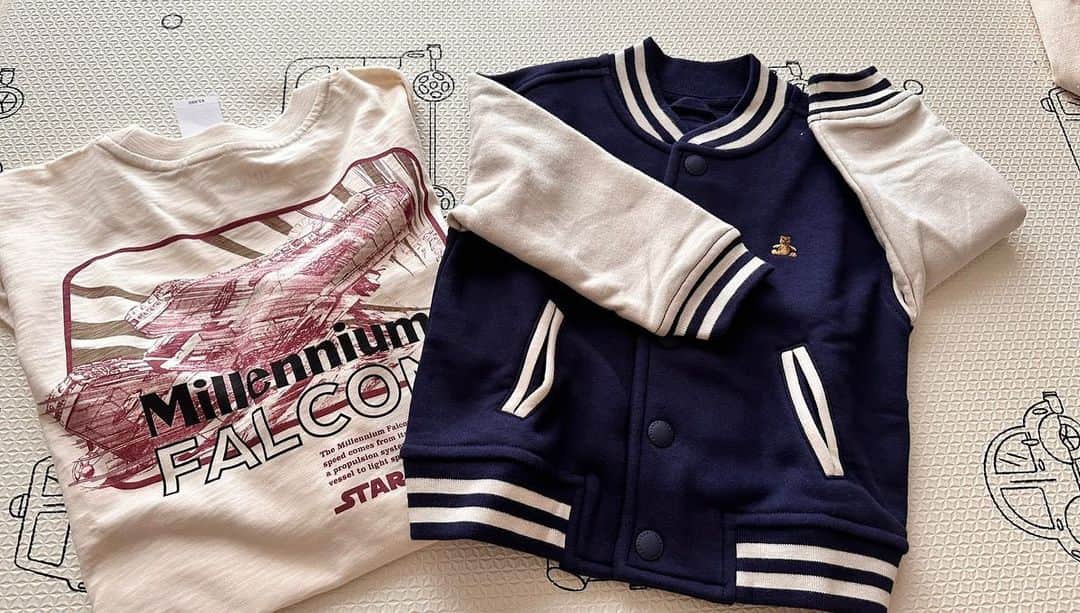 氷浦紫さんのインスタグラム写真 - (氷浦紫Instagram)「#babygap   #ブラナンベアトラッパーハット セールだったので子供たちのものを買ってもらいました✋ めっちゃ可愛い♡ パパに、え？これはちょっと……って言われたけど、「でもまぁ今しか被ってくれないから良いんじゃない？」だって。 わたしあまりこーゆーのかわない派なんだけど、たまにはいいかと思って。 お兄ちゃんは既に好きな物しか着てくれないから、プレゼンするのが大変。 STARWARS好きなので、秋に活躍するロンＴを #millenniumfalcon  柄で。   #ブラナンベア #BOYSママ #自分のモノはなし #子供のばかり買う #5歳０歳」10月2日 13時07分 - yukalihiula