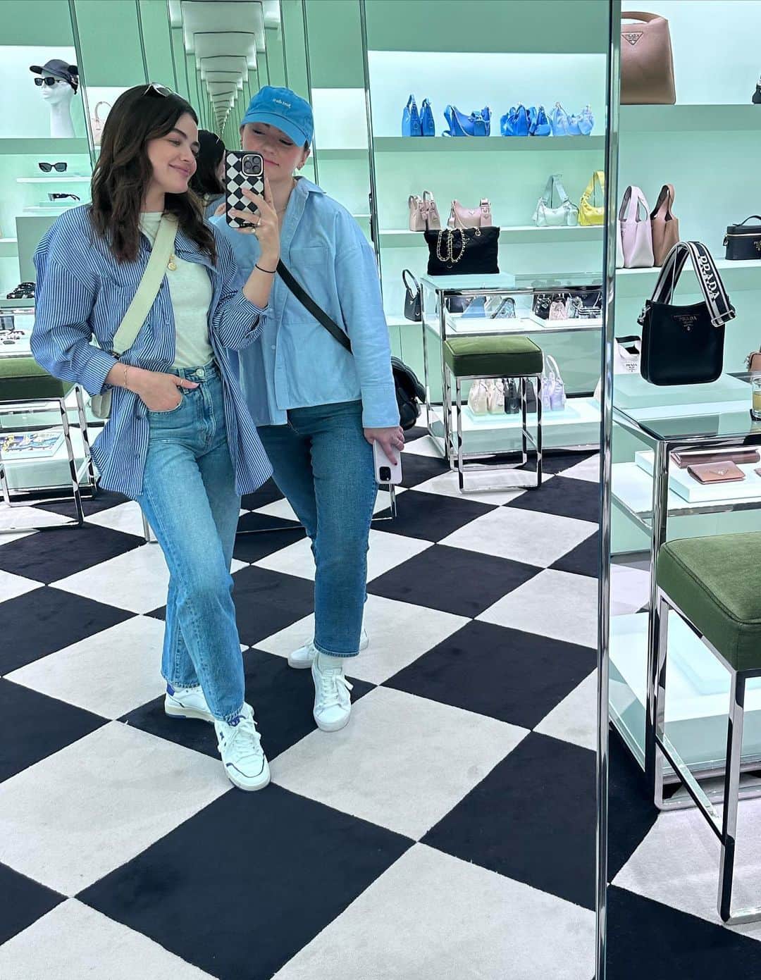 ルーシー・ヘイルさんのインスタグラム写真 - (ルーシー・ヘイルInstagram)「paris roundup 🥖  thank you @thepeninsulaparis for your generosity & so many cappuccinos.  & @morganpesante you were the best travel partner 👯‍♀️」10月2日 13時08分 - lucyhale