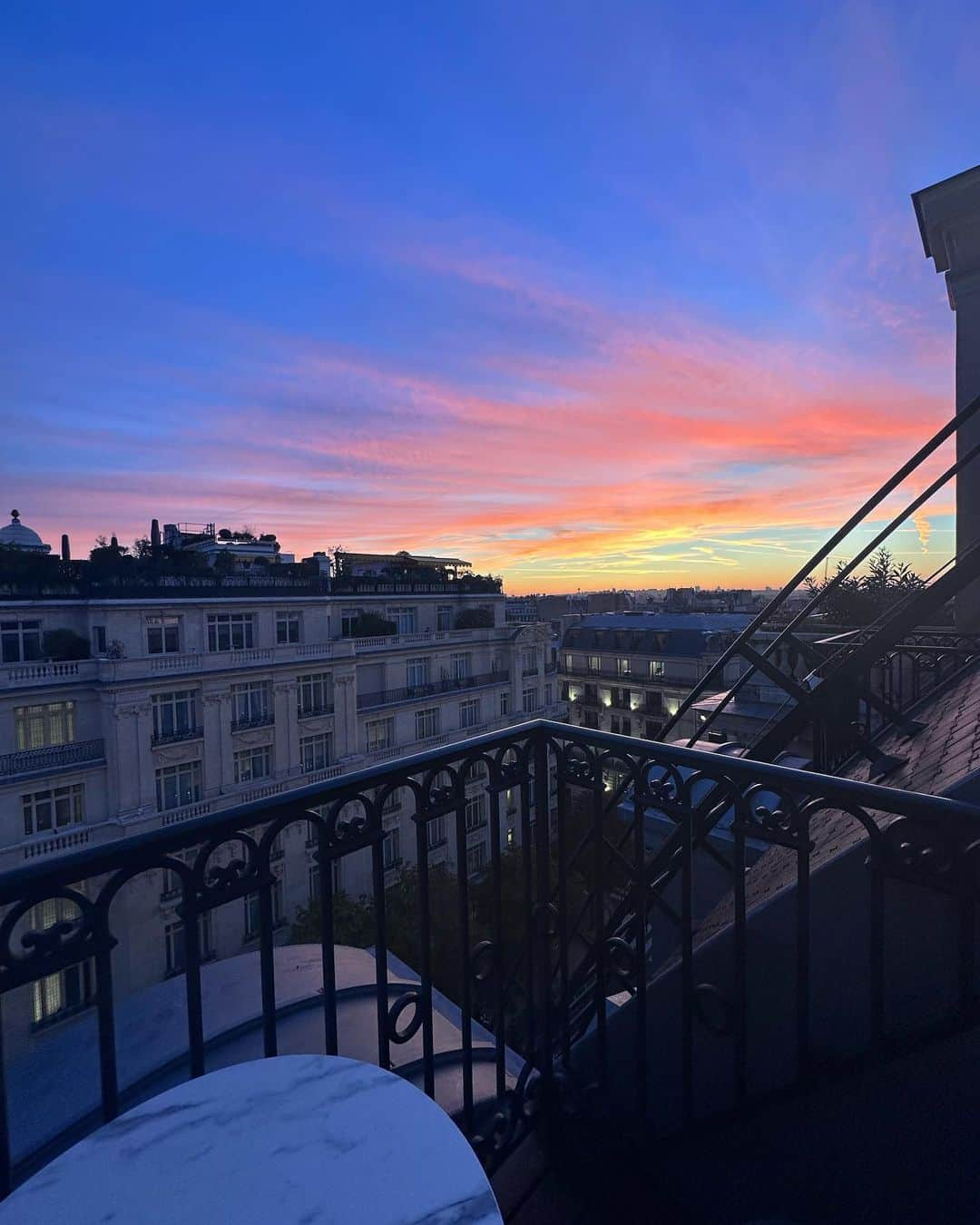 ルーシー・ヘイルのインスタグラム：「paris roundup 🥖  thank you @thepeninsulaparis for your generosity & so many cappuccinos.  & @morganpesante you were the best travel partner 👯‍♀️」