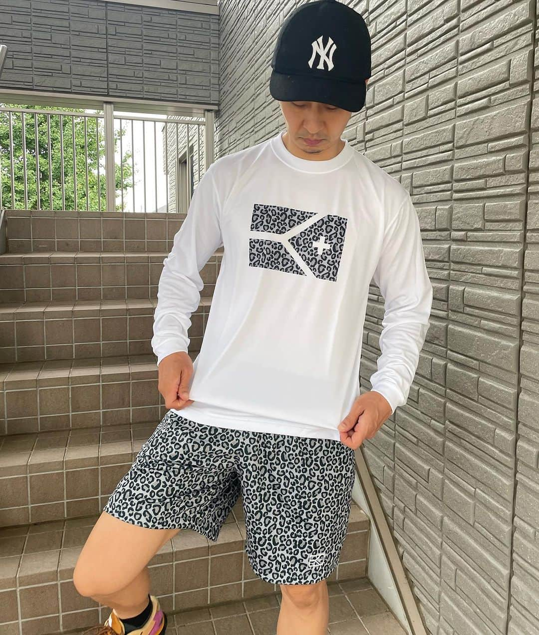 栗原祐太さんのインスタグラム写真 - (栗原祐太Instagram)「🌰KYUS👕 KYUSロングスリーブTシャツ ヒョウ柄　グレー  #バスケ　#バスケット #バスケットボール #basketball #wear #洋服 #バスケウェア　#バスケ着 #練習着　#スポーツウェア #ストリートファッション #ストリートウェア #kyus #栗ニック #kuriちゃんねる #40代　#シニアバスケ #u15バスケ　#部活　#バスケ部 #バスケットボール部 #バスケコーチ　#クラブチーム #バスケットボールコーチ #バスパン　#バスケショーツ #バスケットボールショーツ #バスケスクール #バスケットボールスクール」10月2日 13時20分 - yutakuri