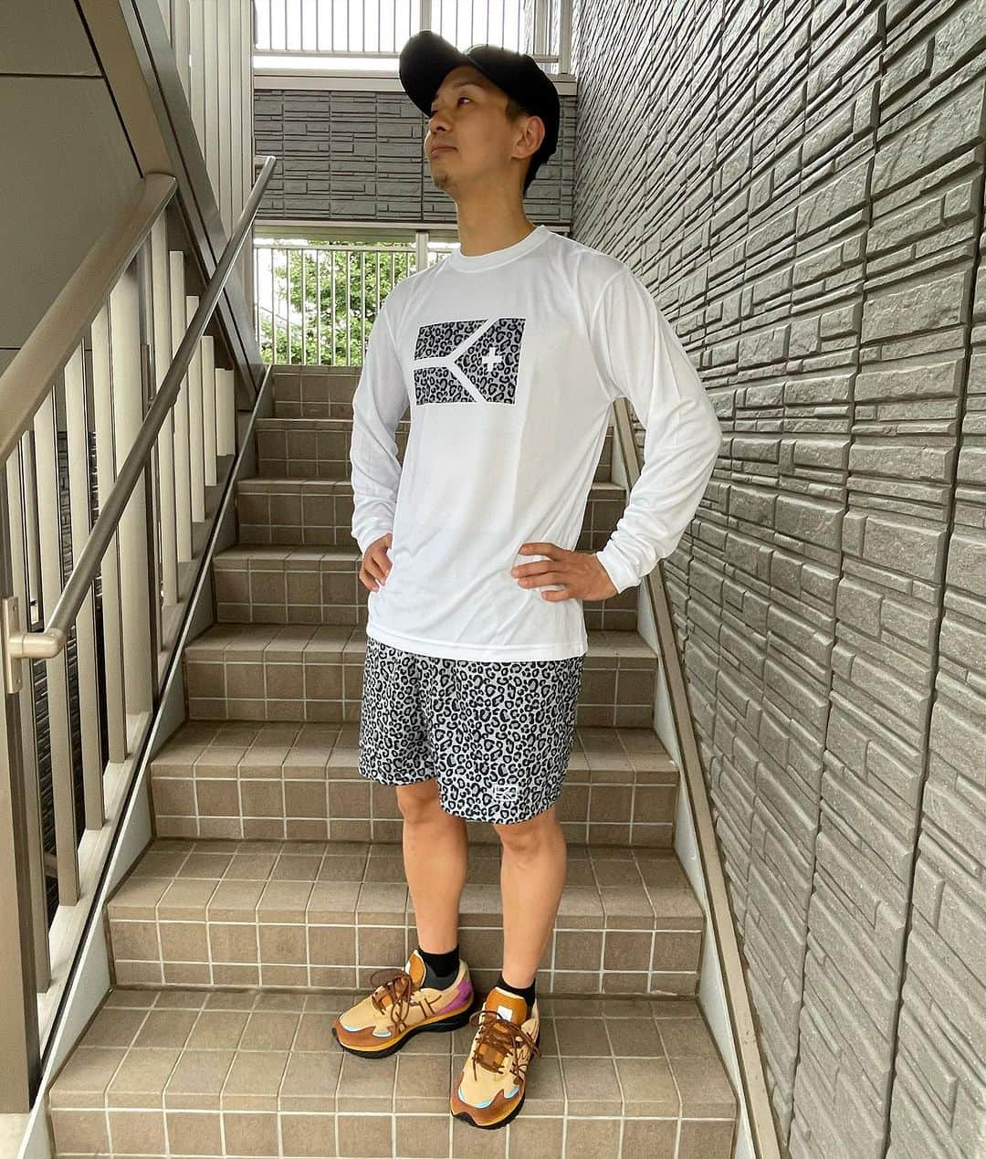 栗原祐太さんのインスタグラム写真 - (栗原祐太Instagram)「🌰KYUS👕 KYUSロングスリーブTシャツ ヒョウ柄　グレー  #バスケ　#バスケット #バスケットボール #basketball #wear #洋服 #バスケウェア　#バスケ着 #練習着　#スポーツウェア #ストリートファッション #ストリートウェア #kyus #栗ニック #kuriちゃんねる #40代　#シニアバスケ #u15バスケ　#部活　#バスケ部 #バスケットボール部 #バスケコーチ　#クラブチーム #バスケットボールコーチ #バスパン　#バスケショーツ #バスケットボールショーツ #バスケスクール #バスケットボールスクール」10月2日 13時20分 - yutakuri