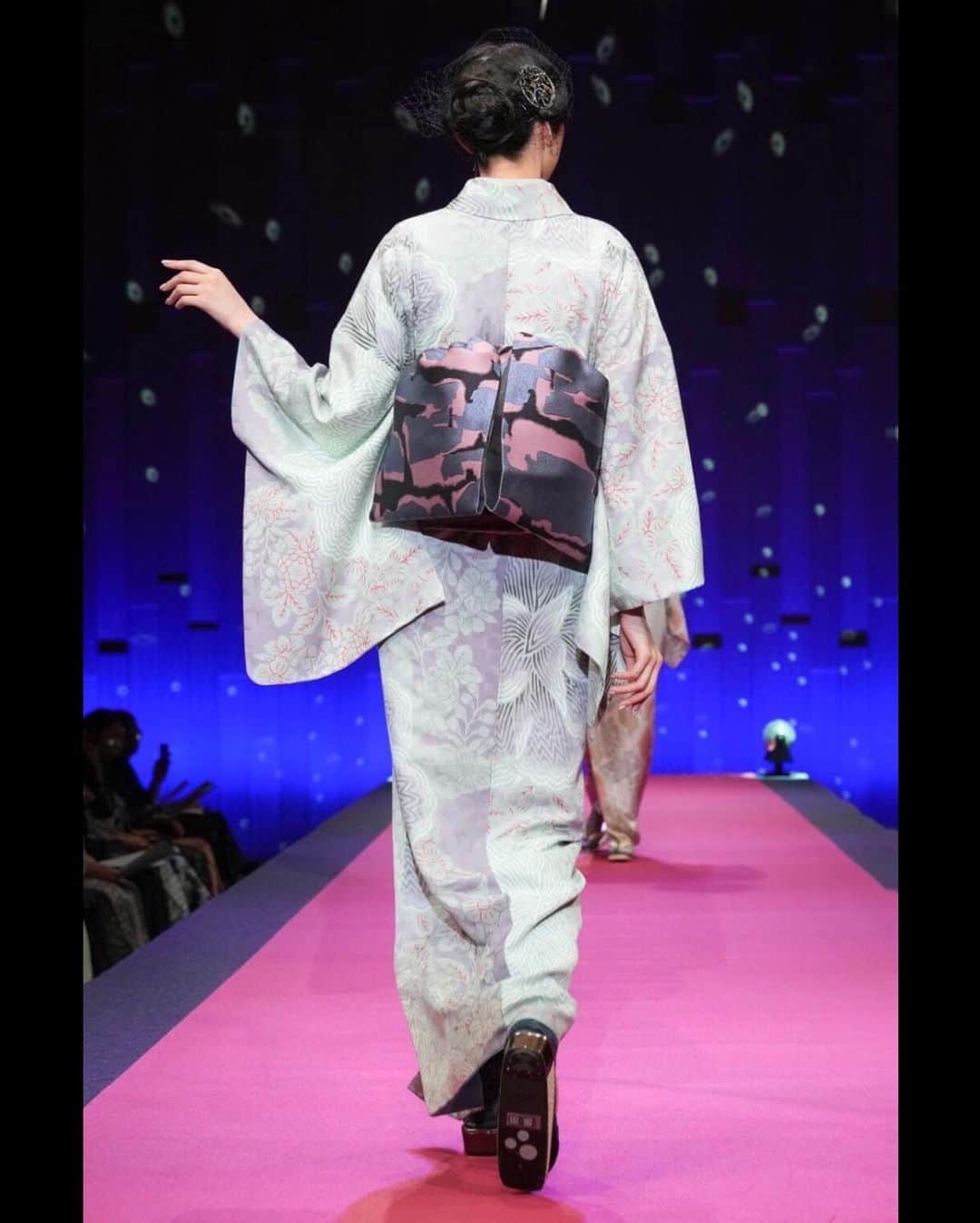 黒田瑞貴さんのインスタグラム写真 - (黒田瑞貴Instagram)「TOKYO KIMONO COLLECTION 2023  @jotaro_saito_ginzasix @saitojotaro   PARTY---  レッドカーペットのようなランウェイ ヘアメイクは今回もSHISEIDOさんで @yumiko.kamada  演出もヘアメイクも、全てがかっこいい…。  #fashiongram #fashion #kimono #着物　#japaneseculture」10月2日 13時20分 - kurodamizuki_