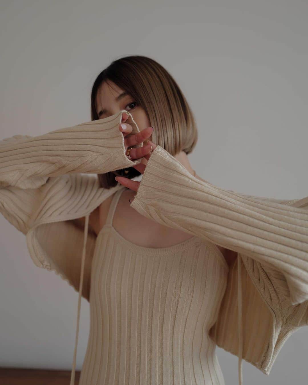 のインスタグラム：「NEW RELEAS! ワンピースとボレロが セットになっています♡ 程良い肉厚のニットで チクチクしない素材です😍✨ 着心地かなり良い♡♡♡  ボレロは紐を結んでも結ばなくても 可愛いデザインなのです🫶 形も綺麗で凄く好きなセット🥹♡ 発売スタートしたので 是非チェックして下さい🥰🥰🥰 @marque_official」
