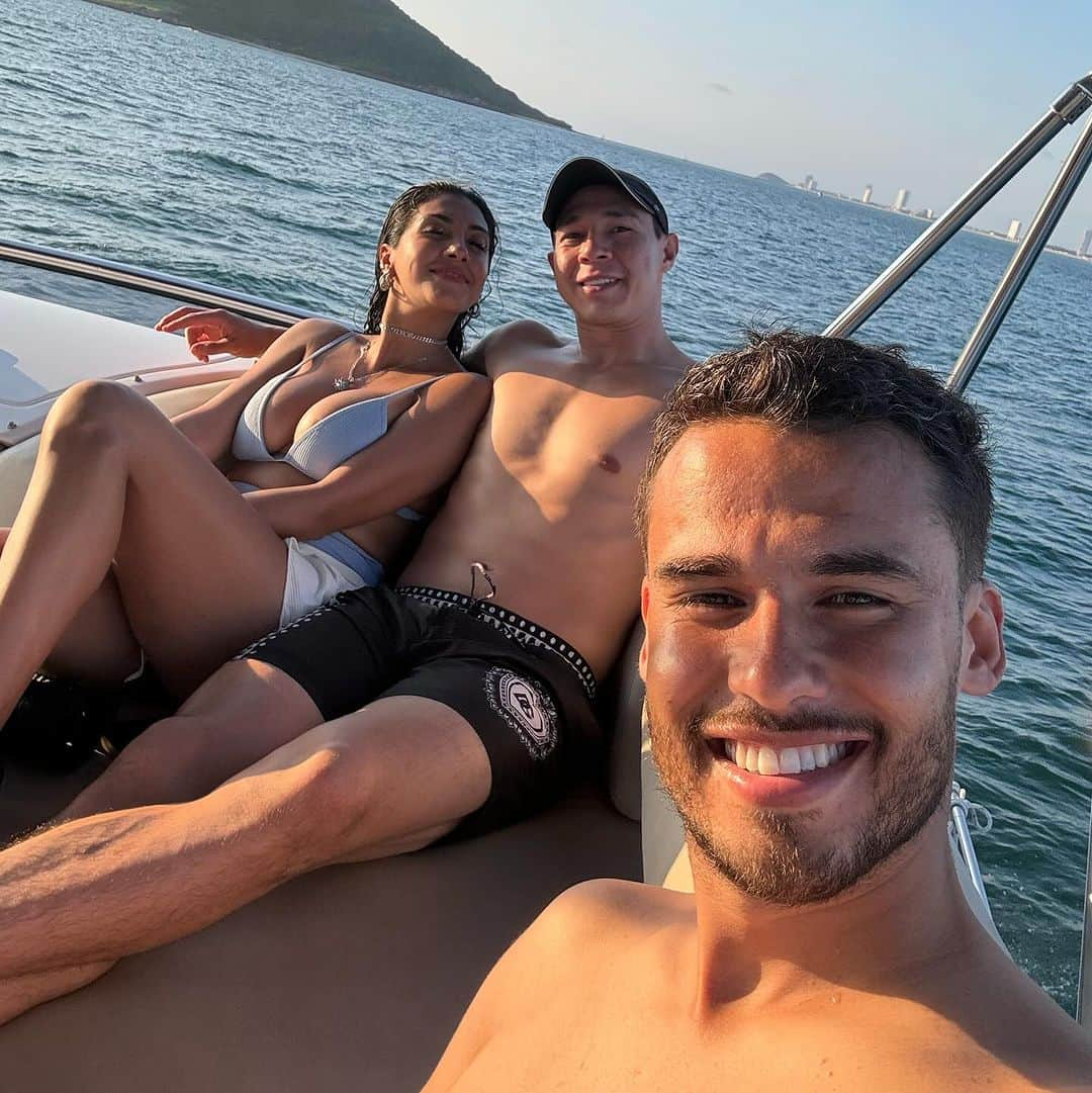 ディエゴ・レジェスさんのインスタグラム写真 - (ディエゴ・レジェスInstagram)「Mazatlán con los compadres! 🤩❤️ Los queremos mucho, gracias por abrirnos las puertas de su casa siempre!」10月2日 13時28分 - diegoreyes