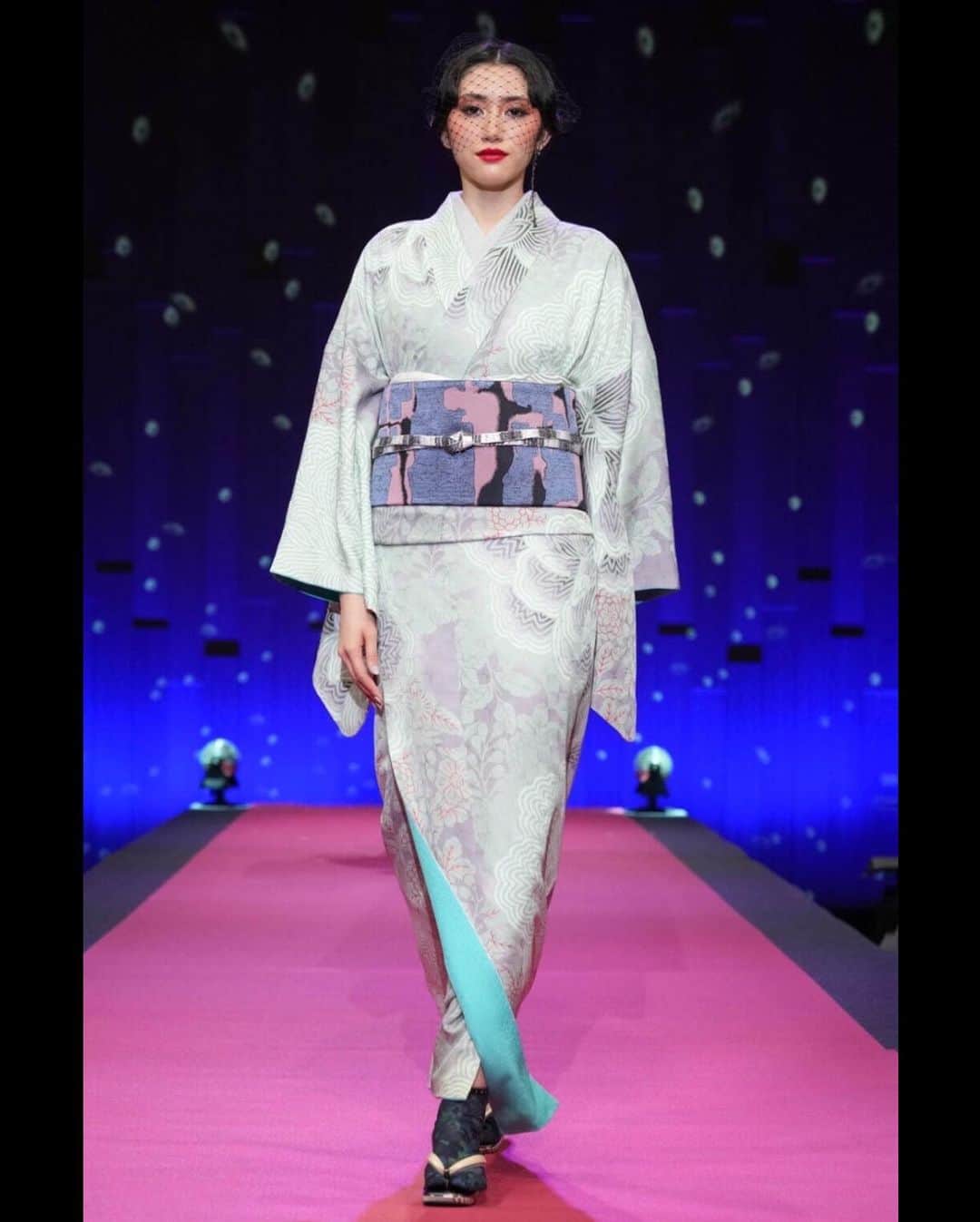 黒田瑞貴のインスタグラム：「TOKYO KIMONO COLLECTION 2023  @jotaro_saito_ginzasix @saitojotaro   PARTY---  レッドカーペットのようなランウェイ ヘアメイクは今回もSHISEIDOさんで @yumiko.kamada  演出もヘアメイクも、全てがかっこいい…。  #fashiongram #fashion #kimono #着物　#japaneseculture」