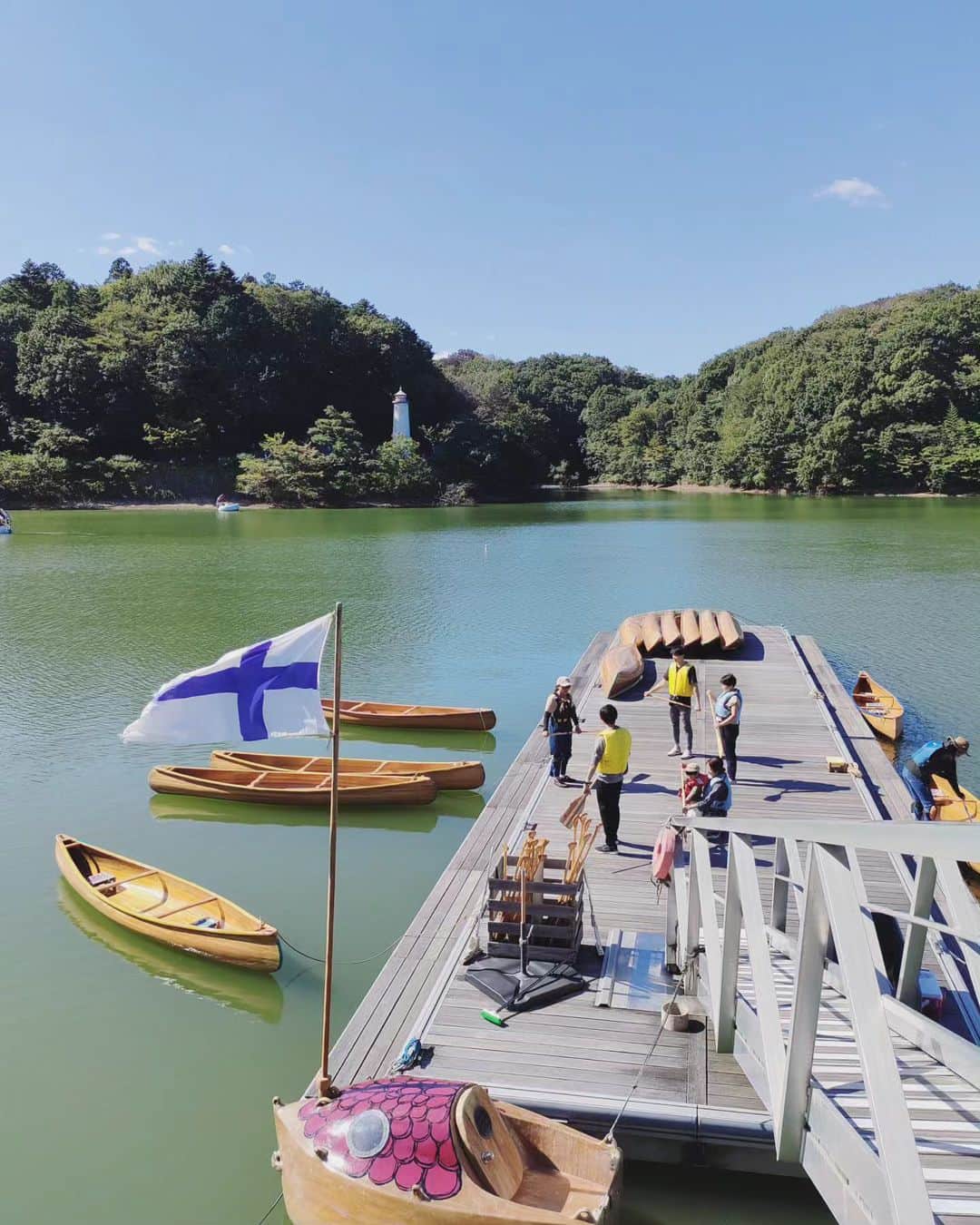 石井寛子のインスタグラム：「気持ちいい気候ですね🌿  9月後半は自分も娘も誕生日でした。 お祝いメール&プレゼントしてくれたみなさん 覚えててくれて 39thankyouです🥂💖  敬老の日は家族の健康を祈り。 推しの「ずっと真夜中でいいのに」のライブでは しゃもじ片手に推し友と踊り狂ってきました🪇  最近になって、ようやく 乗り換えスキルが身についたような気がします。  いろんな舟から見る景色🛶  凪も荒波も 時には一人で。時には仲間と 脳裏にガンガンに刻みつけていきたい🧠」