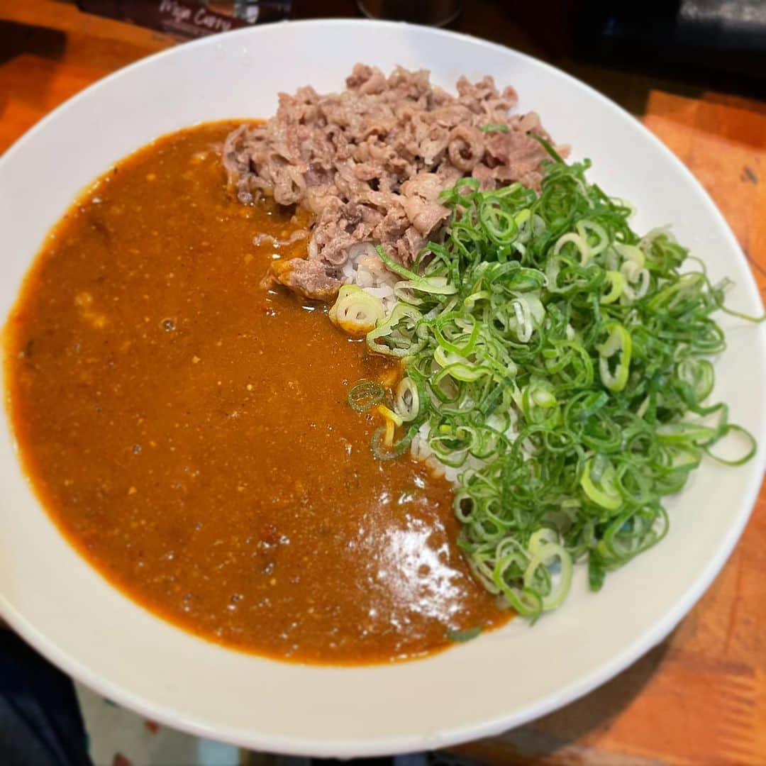 木村ひさしさんのインスタグラム写真 - (木村ひさしInstagram)「最高のおっさんの昼ごはん。 モジャカレー  ネギビーフカレー(辛さ20倍) レトルト土産に買おうと思ったのに無かった。でも美味かった！ #最高のおっさんのカレー」10月2日 13時29分 - kimura.hisashi