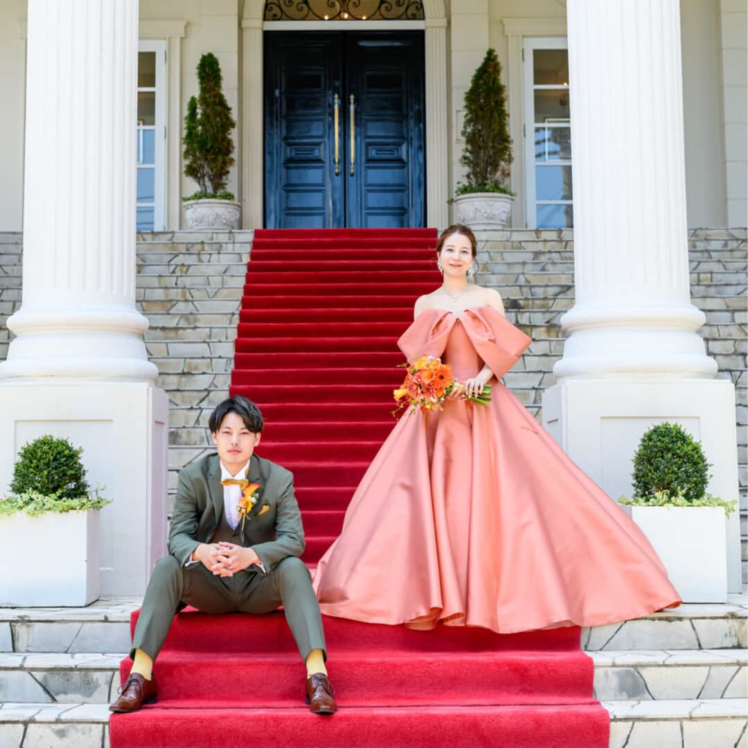TAKE and GIVE NEEDS(T&G公式) さんのインスタグラム写真 - (TAKE and GIVE NEEDS(T&G公式) Instagram)「シルエットも色も笑顔が映えるコーラルピンクのカラードレスと、カーキのタキシードをおしゃれに着こなす、おふたりらしいドレススタイル。  #tg花嫁 #wedding #ウェディング #結婚式 #結婚式場 #ウェディングフォト #housewedding #ハウスウェディング #weddingdress #ウェディングドレス #カラードレス #プレ花嫁 #卒花 #ベイサイド迎賓館鹿児島」10月2日 19時30分 - takeandgiveneeds_official