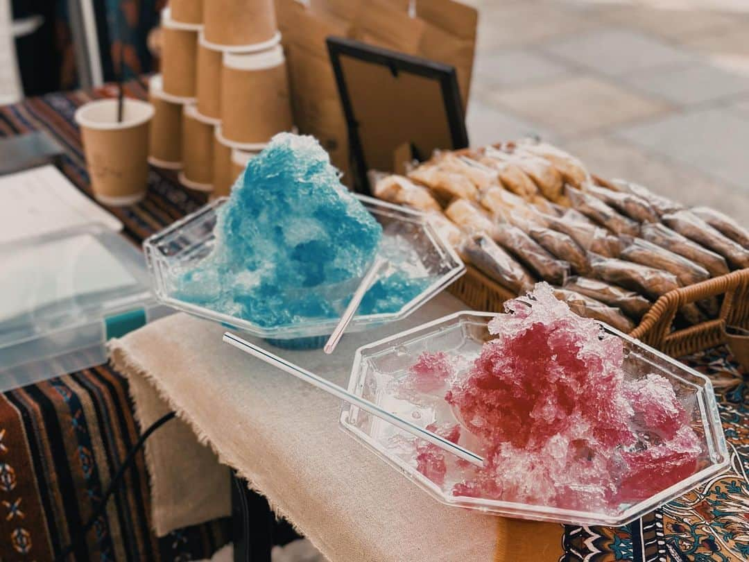 畑中奈緒美のインスタグラム：「• 🍧🎐 @divaandram_coffee   北海道の夏は涼しい。 なんて時代はもう終わった。  みんなの愛に支えられて 一歩前進できた2023夏。  そしてこれから始まる冬が楽しみで仕方ない！☕️  #divaandramcoffee  #coffee #bake」