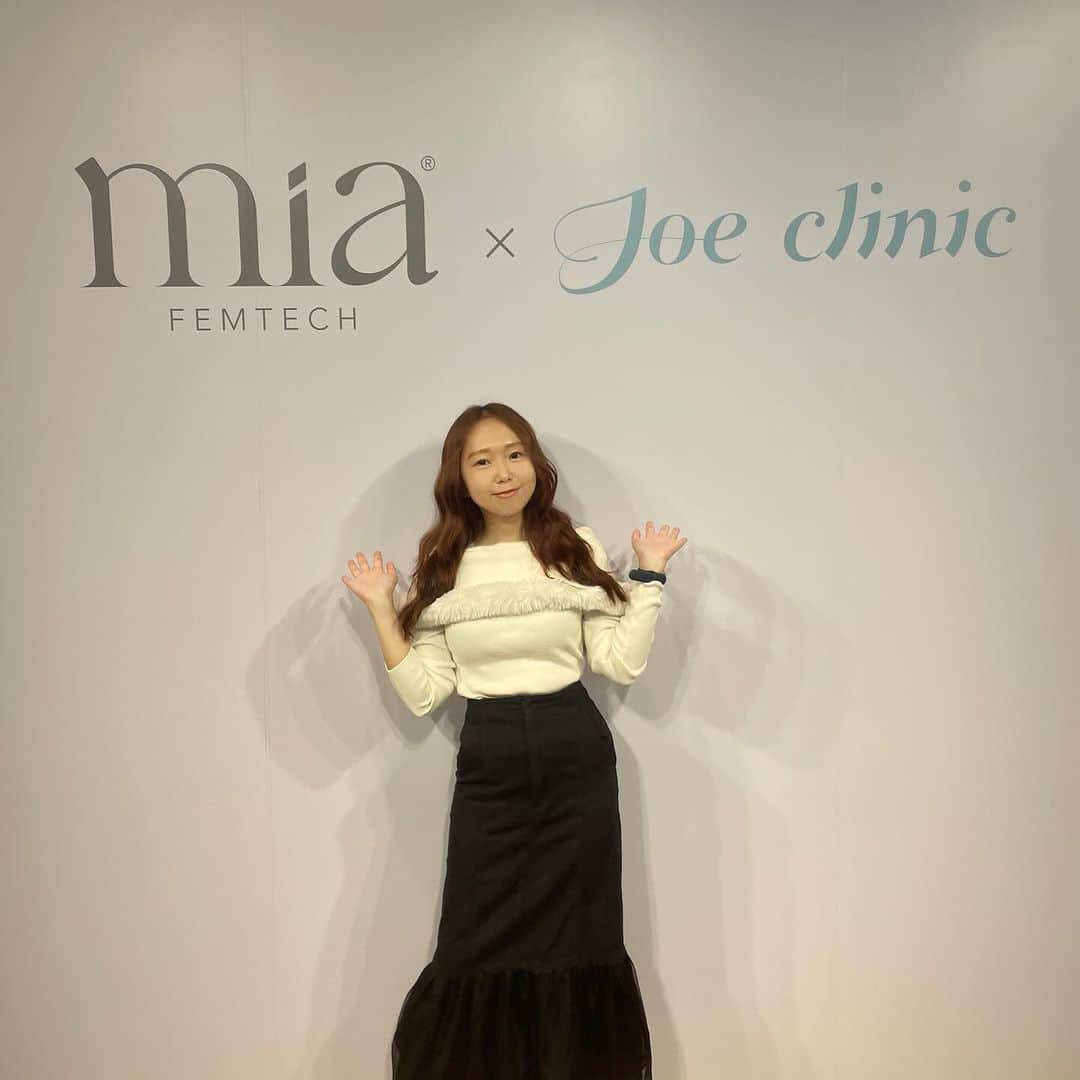 泉侑里のインスタグラム：「🎀  mia FEMTECH × Joe clinic の イベントにいってきました💓  .  「どのような選択をしても自分の心地いい状態を」を コンセプトに、乳がん等で胸部を失った方の為の再建手術やバストアップインプラントを作っている Establishment Labsの Mia® Femtech（@miafemtech ）✨  バストに関する悩みは、年齢やライフステージで変化もある女性特有のもの。 女性の心と身体の健康を支えるフェムテックな 取り組みがとても印象的でした🎀  Mia® Femtechは従来のバストアップ施術とは異なり…  ・乳房の組織を保存しながら行う (通常はクーパー靭帯を切ってしまう) ・施術時間　10〜15分　 •局所麻酔なので身体の負担も軽い（通常は全身麻酔） ・DTの期間も短く、金曜受けて翌週仕事行けるほど ・極端に大きさをつけるのではなく1カップ、2カップなど少しだけの変化  またMia® Femtechは豊富な症例数と高い技術力が 評価されて選ばれた認定医しかできないのですが、  @joe_clinic 様では認定医の方がいらっしゃって、 丁寧に相談させてもらえるようです😉✨  そしてイベント内で「金継ぎ」を体験しました！ 金継ぎやってみたかったからめちゃくちゃ楽しかった…💫  ひとつのものを大切にし、より美しく、そしてユニークなものにしていく…日本の伝統技術「金継ぎ」 ！@tsugutsugu_kintsugi 🇯🇵✨  ６枚目は私が作ったもの。 漆を使ったのも初めてで、また金継ぎやりたいな🫠 出来上がった金継ぎの器も家に届くのが楽しみです👍  本当に素敵なイベントに ご招待いただきありがとうございました🙇‍♀️♡  #PR #miafemtech #harmonyseekers #breastharmonization #empowerwomen #womenshealth #confidence #miasquad #unleashyourbreastharmony #femtech #フェムテック」