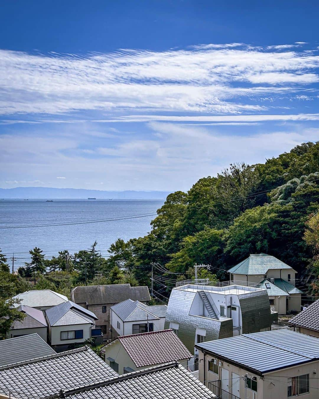 一級建築士事務所hausさんのインスタグラム写真 - (一級建築士事務所hausInstagram)「こちらの2面は外壁が湾曲し屋根材のガルバリウム鋼板が貼られていたので塗り替えました。 事務所のファサード工事がまだ未完ですが随時見学案内致します。ご希望の方はDMかホームページの専用フォームからご予約下さい。  RoomClipも見てね♪ ユーザー名:hausuma  このrehaus-syは私の自宅兼アトリエになります。 完成した暁には事務所はココの一階に移転となり、ショールームとしてオープンなスペースにしたいと思っています♪  ◾️re.haus-sy◾️ 兵庫県神戸市須磨区 #rehaus_sy  #建築 #建築家 #家づくり #工事 #リノベーション #リフォーム #須磨 #須磨浦公園 #インテリアデザイン #神戸 #設計事務所 #屋上 #屋上のある家 #屋上テラス #北欧 #事務所移転 #外観  #renovation #reform #rooftop #elevation #suma #kobe #instahome #instahouse #roomclip #一級建築士事務所haus」10月2日 13時33分 - hausuma