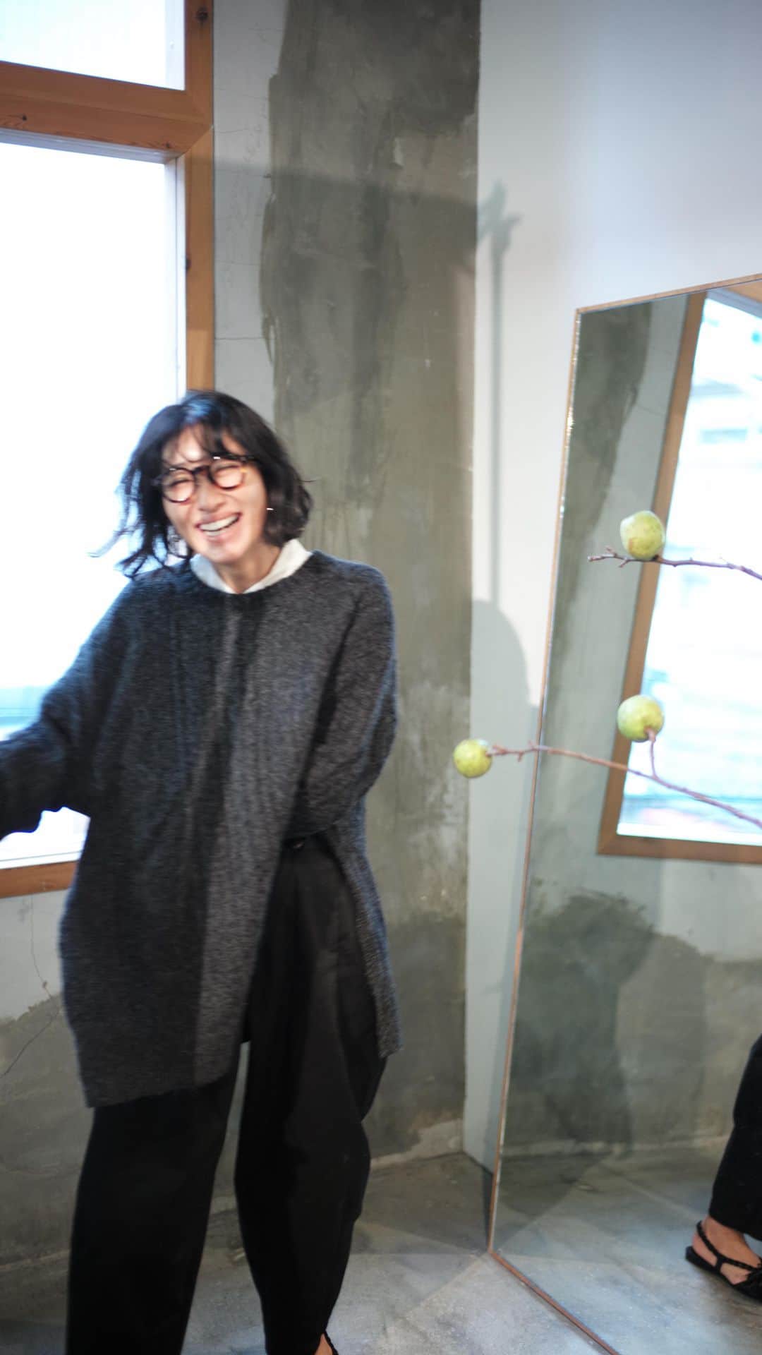安藤沙耶香のインスタグラム：「love knit♡ ずーっと着られるシンプルなものを 毎年買い続けてはクリーニングに出し 冬のクローゼットはニットでいっぱい  それなのに それなのに また今年も増えていくニットたち  ネットでは何枚か買ったのだけれど なかなか試着して買う機会が減ったので‥ お邪魔した　@ctplage_cta_paris_japan  のAW展示会で鬼のように試着をしてきました（笑）  着心地はどれもこれも良かったのだけど 首の詰まり具合いと丈感のバランスが好きで 1枚目のモスグリーンのニットをお持ち帰り♡  ストーリーにあげたら 「帽子似合ってる♡」 ってたくさんDMいただいたので 4日から始まる梅阪POPUPにもお邪魔してGETする予定🧶  あぁ 試着できる機会があると嬉しいな♡  そしてやっぱりNalaも試着会したいなぁ（妄想）  #ctplage #pr」