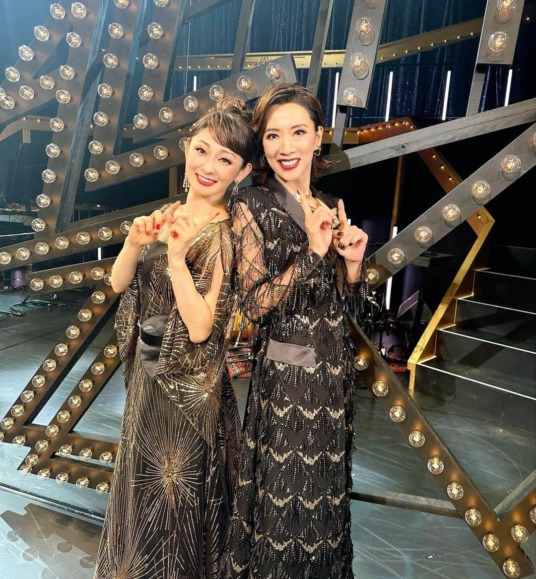 風花舞のインスタグラム：「ZZJAZZKA思い出♥ 真琴つばささん。  卒業してもご一緒にパフォーマンスさせていただける幸せ。  いつだってまみさんが大きな翼🪽で守ってくださっているおかげで、私は自由に飛び跳ね回ることができるのです。  心からの感謝を込めて‥ anything goes😉！  #真琴つばさ さん #風花舞 #ズージャズカ」