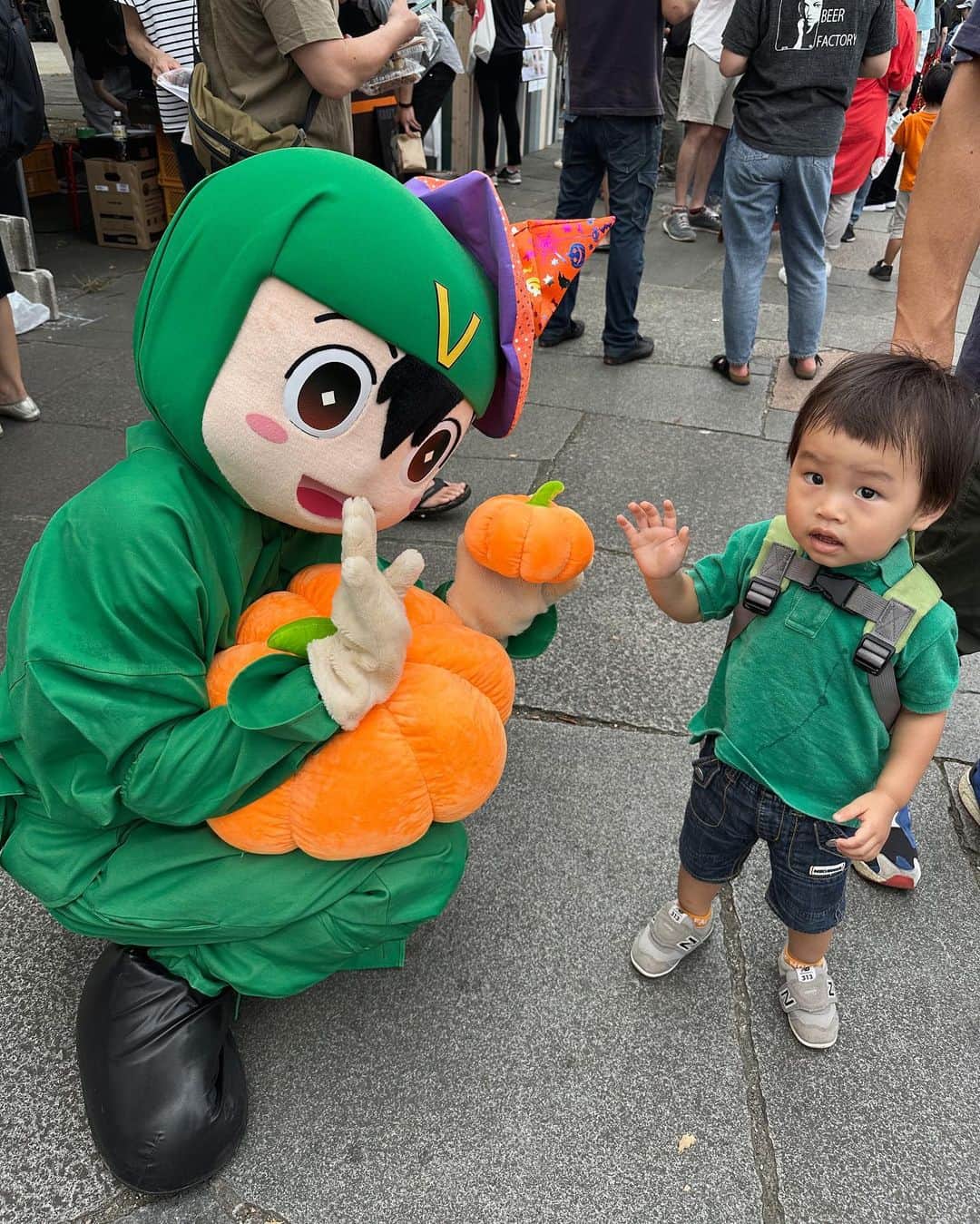 MARIEさんのインスタグラム写真 - (MARIEInstagram)「昨日は家族みんなでビーガングルメ祭りへ💚 ⁡ ⁡ 久しぶりに食べたルナバーガーはやっぱり美味しすぎた🍔 鎌倉のお店も行きたいな〜！ ⁡ かるなぁのソーセージと串カツもヴィーガンとは 全然分からない美味しさでビール飲みたくなる！ ⁡ 大忙しのちはるちゃんにも一瞬会えて嬉しかった🤍 ⁡ そしてまさかの藤井風さんにも遭遇して 写真まで撮っていただけて😭 （私は手が震えて遠くから見つめていたら 旦那さんがぐいぐい話しかけに行ってくれた🤣） ⁡ 3年間ずっと聴いていて福岡まで LIVEを観に行った人に会えるなんて、 いまだに夢だったのかな？って思って ずーっと写真見てる…😮‍💨✨  #ビーガングルメ祭り#ヴィーガン#ヴィーガン料理#藤井風」10月2日 13時51分 - marie.328