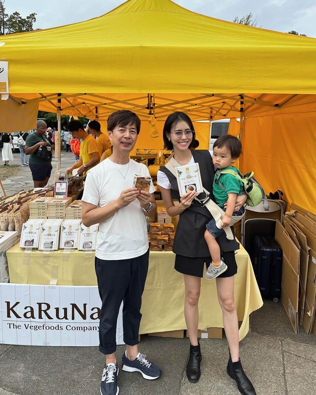 MARIEさんのインスタグラム写真 - (MARIEInstagram)「昨日は家族みんなでビーガングルメ祭りへ💚 ⁡ ⁡ 久しぶりに食べたルナバーガーはやっぱり美味しすぎた🍔 鎌倉のお店も行きたいな〜！ ⁡ かるなぁのソーセージと串カツもヴィーガンとは 全然分からない美味しさでビール飲みたくなる！ ⁡ 大忙しのちはるちゃんにも一瞬会えて嬉しかった🤍 ⁡ そしてまさかの藤井風さんにも遭遇して 写真まで撮っていただけて😭 （私は手が震えて遠くから見つめていたら 旦那さんがぐいぐい話しかけに行ってくれた🤣） ⁡ 3年間ずっと聴いていて福岡まで LIVEを観に行った人に会えるなんて、 いまだに夢だったのかな？って思って ずーっと写真見てる…😮‍💨✨  #ビーガングルメ祭り#ヴィーガン#ヴィーガン料理#藤井風」10月2日 13時51分 - marie.328