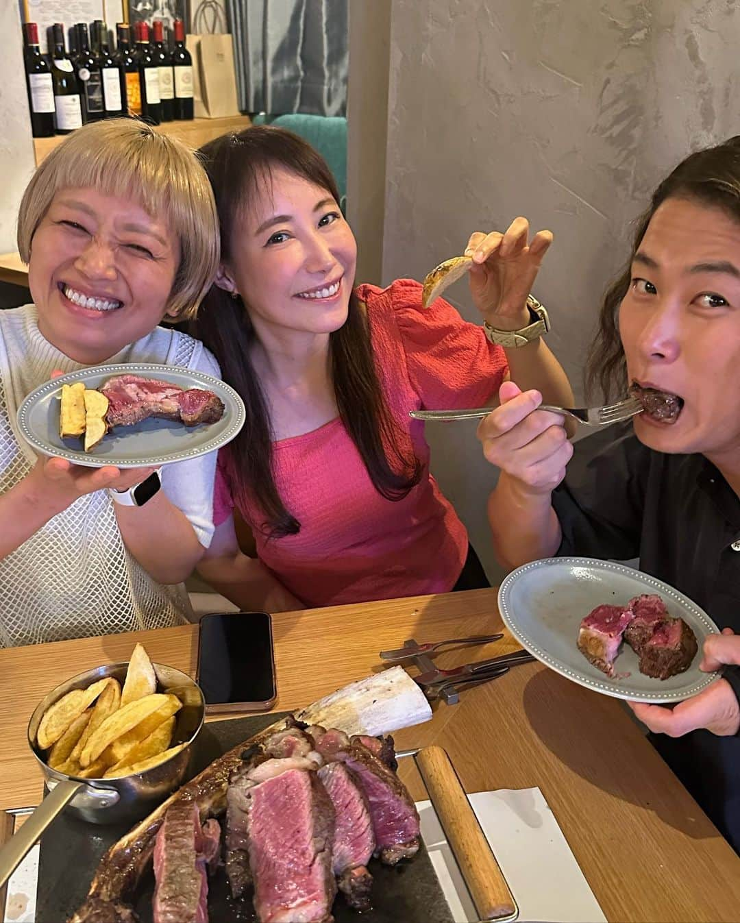 イトウジュン（タイ料理研究家）さんのインスタグラム写真 - (イトウジュン（タイ料理研究家）Instagram)「渋谷高架下【Ocean good table 】　@oceangoodtable_shibuya  で2.5キロのステーキ🥩を三人で食べました❣️仲良し大食いタレントロシアン佐藤さん @i_am_hito.chin  のバースデーディナー🎂 柔らかくてジューシーな塊の肉を出してくれるコスパ素晴らしいステーキハウス🥩です ★ビーフトマホークリブアイロール　量り売り😆✨ 1.2キロと1.3キロの2塊をいただきました❣️ 卓上でホットストーン（300度に熱した石）の上で焼くステックフリットです。 ステーキ＆フライドポテト。 ちなみにフライドポテトはお代わり自由で4回おかわりしたよ❣️ とにかく柔らかい❣️赤身だからじゃんじゃん食べれます😆✨ ★ 生肉の許可あり★ 和牛のタルタルと馬肉のタルタル食べ比べ❣️ ハーブたっぷり混ぜ混ぜ ★ローストボーンマロー 牛骨髄の香草焼き🌿中にハーブ味の旨味がとろけます ★ポップオーバーにピスタチオバター🧈衝撃的な美味しさー🎯 ピスタチオバターが蜂の巣みたいに可愛い😍🐝 ★本日のピラフ 牛骨スープで炊いてる最強濃厚  ランチは前にも載せたけど、300g 2900円❣️  1度行くと絶対にハマります🥩😋😋😋  渋谷区渋谷3-21-3渋谷ストリーム1階 渋谷駅C2番出口直結 12〜23時(通し営業) 03 6427 1885 客単価　ディナーで6〜7000円‼️  次の投稿へ続く〜  #オーシャングッドテーブル  #oceangoodtable  #渋谷ストリーム  #渋谷グルメ  #コスパステーキ #肉食 #大食いタレント #大食い女子  #ロシアン佐藤 #肉食女子 #肉スタグラム  #東京グルメ #渋谷ステーキ  #インスタ映え料理  #ステーキハウス渋谷 #ステーキディナー  #ミディアムレアが好き  #ポップオーバー #ピスタチオバター #バースデーディナー渋谷 #渋谷女子会 #ノーマルカメラ #爆食」10月2日 13時59分 - junito.13