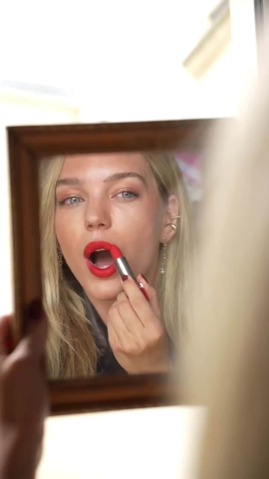 Clarins Australiaのインスタグラム：「Our Joli Rouge filter is now on Instagram - try our best-selling shades right here on your phone 💋⁣  #Clarins #JoliRouge #NotJustALipstick」