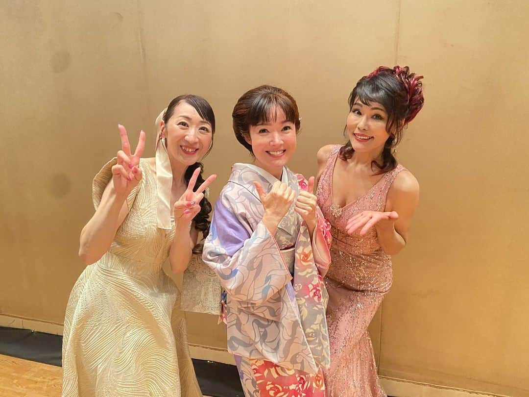 田川寿美さんのインスタグラム写真 - (田川寿美Instagram)「先日、北とぴあにて 「3人の歌仲間」に 来てくださった皆様 ありがとうございました‼️  みつき愛さん、西尾夕紀ちゃん 3人で80年代のヒット曲を歌って いたら まるで会館が大きなカラオケボックスになったかのようで 客席の皆様との一体感がありました！  楽しかった～‼️  歌はいいですね……  皆様も是非DAMカラオケボックスで 歌を楽しんでくださぁい  11月毎週(火) 5:00～5:29  BS日テレ「新・3人の歌仲間 with DAM CHANNEL 演歌」 ※4週に渡りコンサートの様子が放送されます。  #田川寿美#コンサート#3人の歌仲間#北とぴあ#つつじホール#みつき愛 さん#西尾夕紀 ちゃん#80年代#ヒット曲#DAM#DAMチャンネル演歌 #着物#演歌#歌謡曲#Japanese#enka」10月2日 14時00分 - toshimi_tagawa