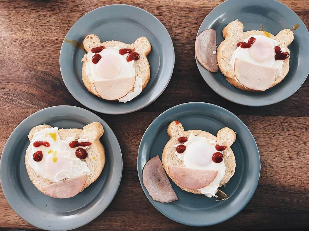 安田美沙子さんのインスタグラム写真 - (安田美沙子Instagram)「朝ごはんにパン作りました🍞  気温がいいのか、湿度がいいのか、膨らみ具合がすごい！  ふかふかくまさんパン。  今朝、目玉焼き🍳作ったらおくスペースなくて。。  ハムも半分に切って。。  結果的にくまさん🐻‍❄️になりました🤍  美味しかった♥️  #みさこクッキング #パン #ふかふか #至福のとき #食べるのは意外と難しい @four_o_five_405」10月2日 14時02分 - yasuda_misako