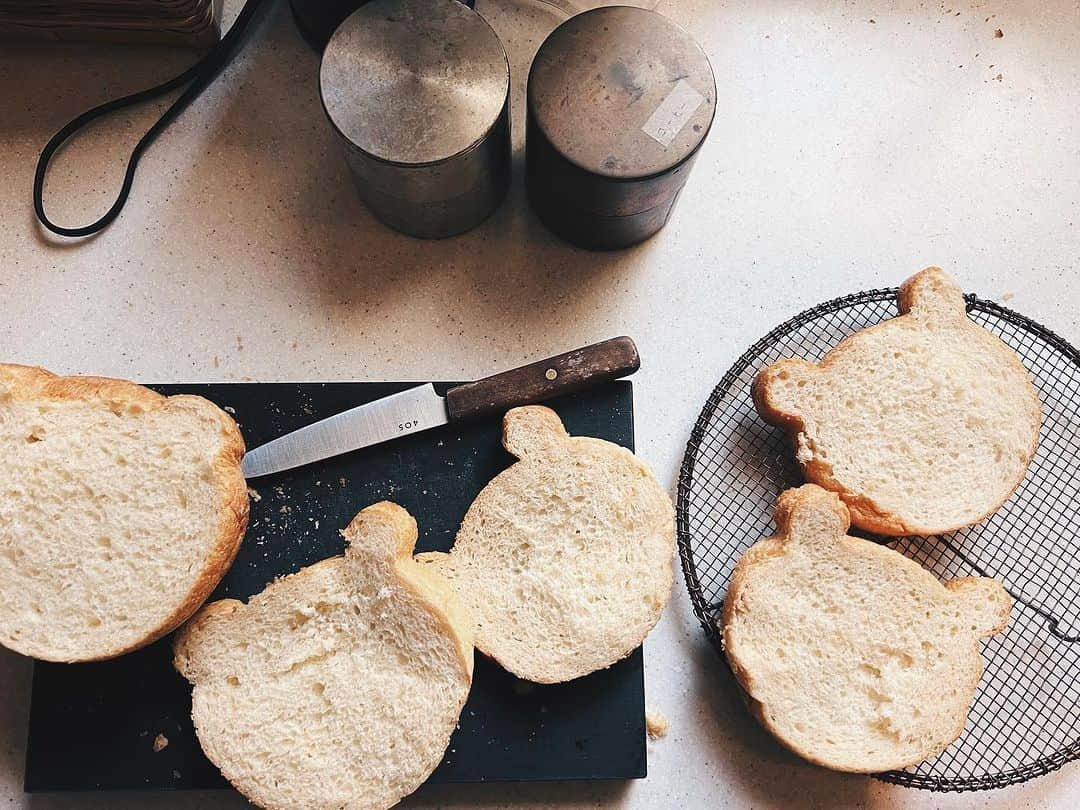 安田美沙子さんのインスタグラム写真 - (安田美沙子Instagram)「朝ごはんにパン作りました🍞  気温がいいのか、湿度がいいのか、膨らみ具合がすごい！  ふかふかくまさんパン。  今朝、目玉焼き🍳作ったらおくスペースなくて。。  ハムも半分に切って。。  結果的にくまさん🐻‍❄️になりました🤍  美味しかった♥️  #みさこクッキング #パン #ふかふか #至福のとき #食べるのは意外と難しい @four_o_five_405」10月2日 14時02分 - yasuda_misako