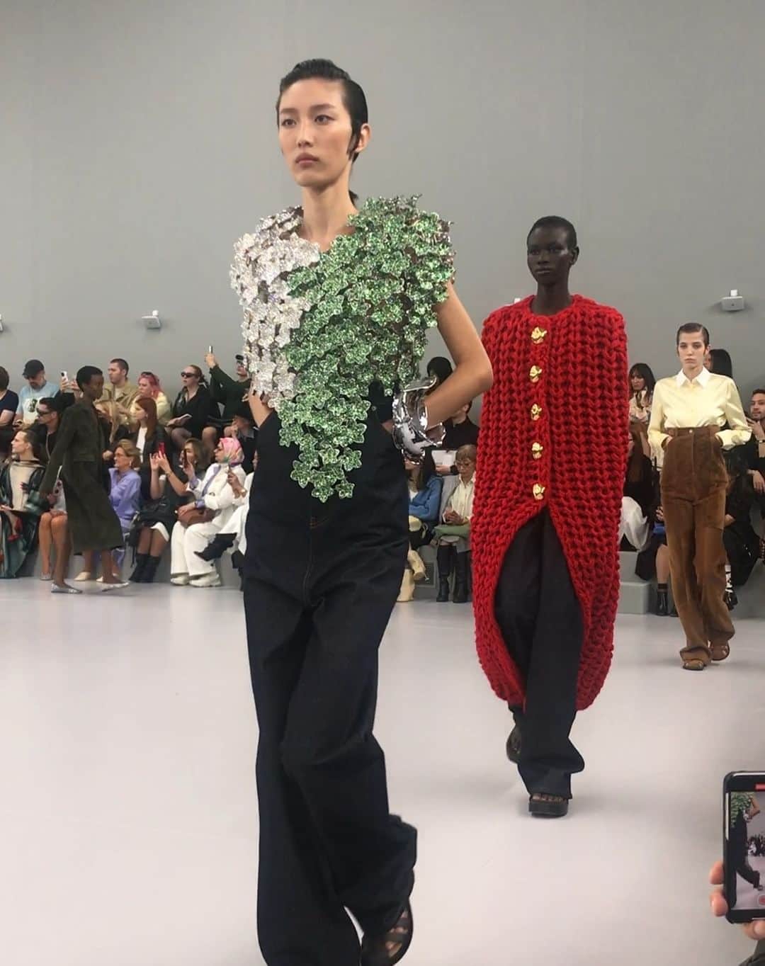 のインスタグラム：「🇫🇷2024年春夏パリコレクション情報🇫🇷  ロエベ（LOEWE)は、パリ東部にあるヴァンセンヌ城でコレクションを発表。  クリエイティブディレクターのジョナサン・アンダーソンは、６月のメンズコレクションに続き、アーティストのリンダ・ベングリスとコラボレーション。 会場には６点のブロンズ彫刻が置かれ、共同開発したジュエリーも披露されました。  コレクション全体もメンズの流れを汲むもので、ロング丈のローゲージカーディガンや超ハイウエストパンツなど、極ベーシックなアイテムのプロポーションを変化させることでまったく新しいシルエットを生んでいます。ダイナミックな遊びの中に斬新なアイデアがいっぱい！【パリ支局】  #parisfashionweek #SS2024 #LOEWE」