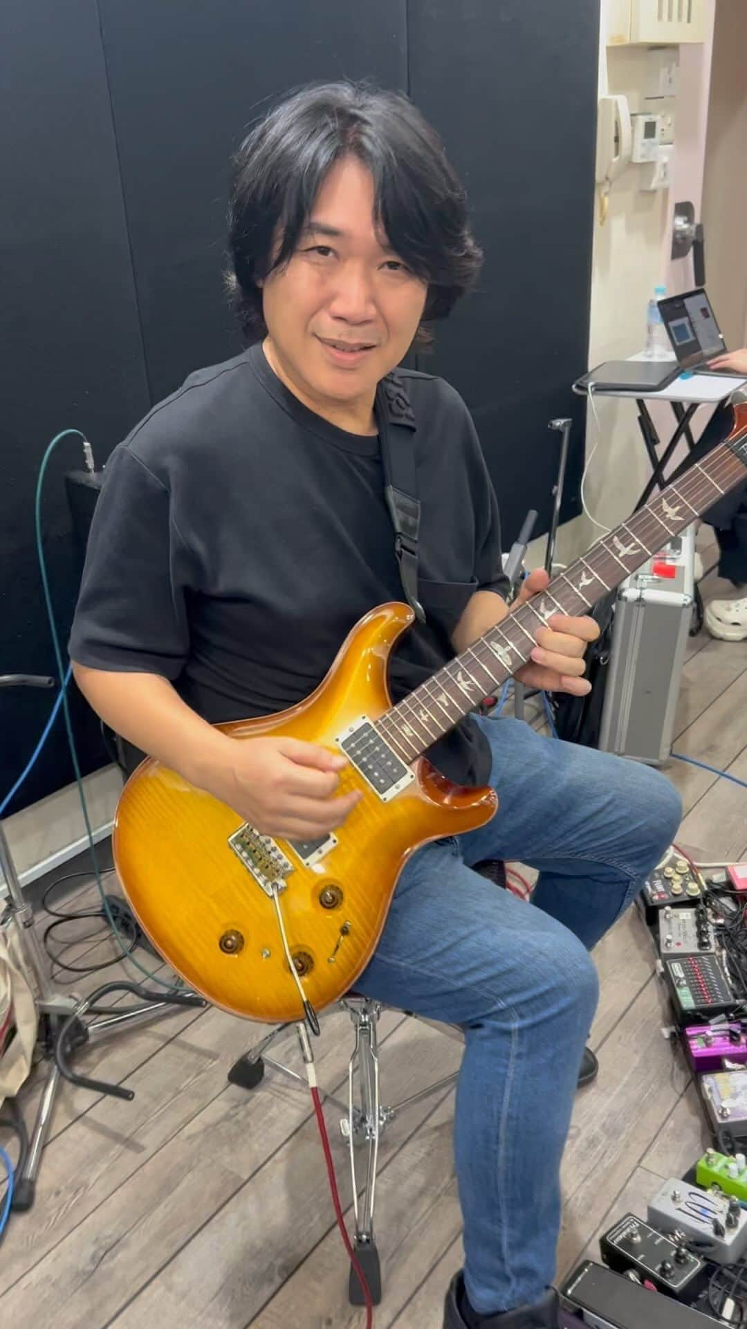 マサ小浜のインスタグラム：「リハーサルのあいまに @akisguitarshop さんがとってくれました！　アンプはjc120 歪みはcot & belle  #guitar #jc120 #prs #masakohama #soul #blues #tokyo」