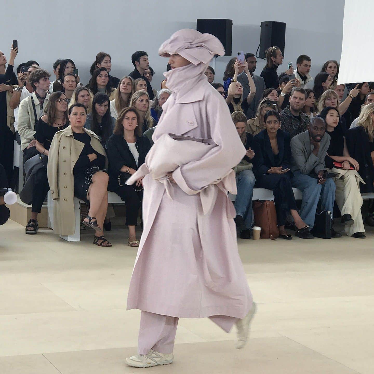 のインスタグラム：「🇫🇷2024年春夏パリコレクション情報🇫🇷  イッセイミヤケ（ISSEY MIYAKE）は和紙のインスタレーションとコンテンポラリーなダンスパフォーマンスの中でコレクションを披露。  タイトルは「Grasping the Formless ー見えない形が見えるまでー」。 風や光など大自然の中の輪郭のないものからインスピレーションを得たコレクションで、刻々と移ろい変化し続ける自然と人が呼応し、共鳴するかたちを表現しています。  フットウェアはニューバランス（NEW BALANCE）とのコラボによるもので、裸足に近い感覚を持っているのだとか。【パリ支局】  #parisfashionweek #SS2024 #ISSEYMIYAKE」
