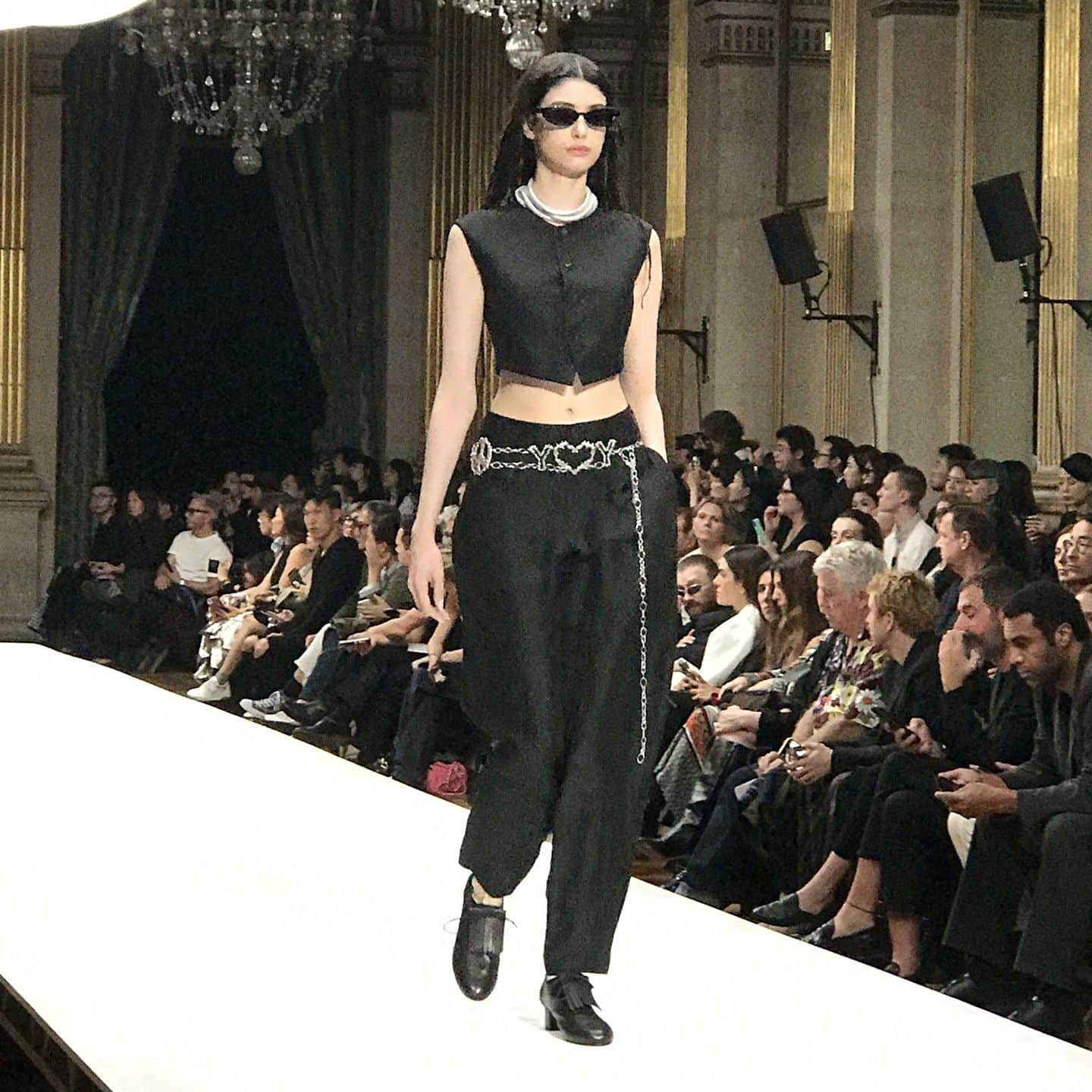 のインスタグラム：「🇫🇷2024年春夏パリコレクション情報🇫🇷  ヨウジヤマモト（YOHJI YAMAMOTO）はパリ市庁舎でショーを開催。 黒と白のコントラスト、透け感のあるマテリアルが目を引いたコレクションは、力強くエレガント。  たっぷりとしたドレープやデリケートなレースを配したシルエットもあり、デザイナーの山本耀司本人による歌声をバックミュージックに、ロマンティシズムに満ちたステージが展開されました。【パリ支局】  #parisfashionweek #SS2024 #YohjiYamamotoSS24」