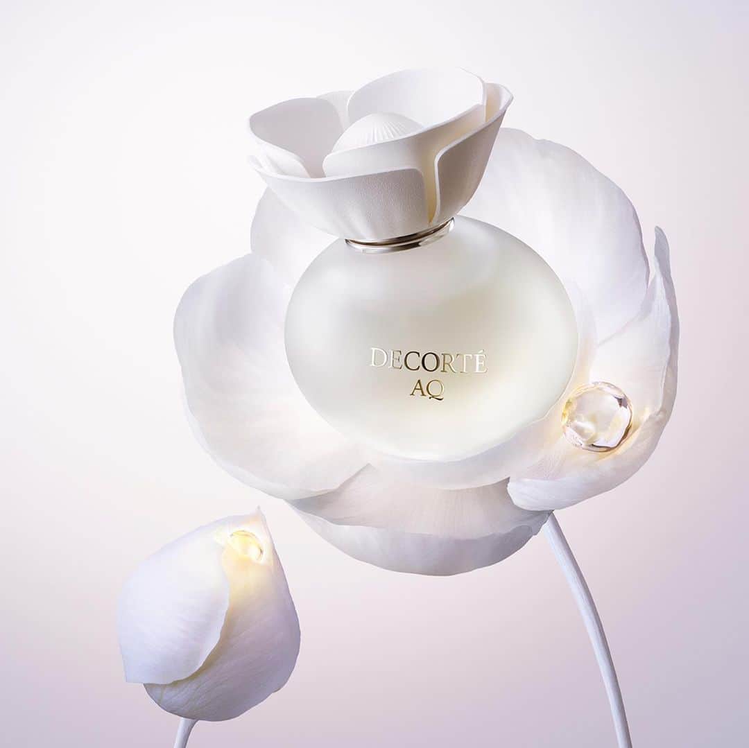 のインスタグラム：「Skincare fragrance will be released from AQ.   Wrap yourself in the pure scent of Champak that awakens beauty from deep within. Brighten up your skin and heart.  AQからスキンケアフレグランスが誕生します。  美しさを奥深くから呼び覚ます「金香木」の花の清らかな香りをまとい、 肌も心も美しい人へ。  10月16日発売　新商品 AQ　オードパルファン  #AQフレグランス #AQfragrance #フレグランス #ＡＱオードパルファン　 #AQeaudeparfum　#eaudeparfum #decorte #コスメデコルテ」