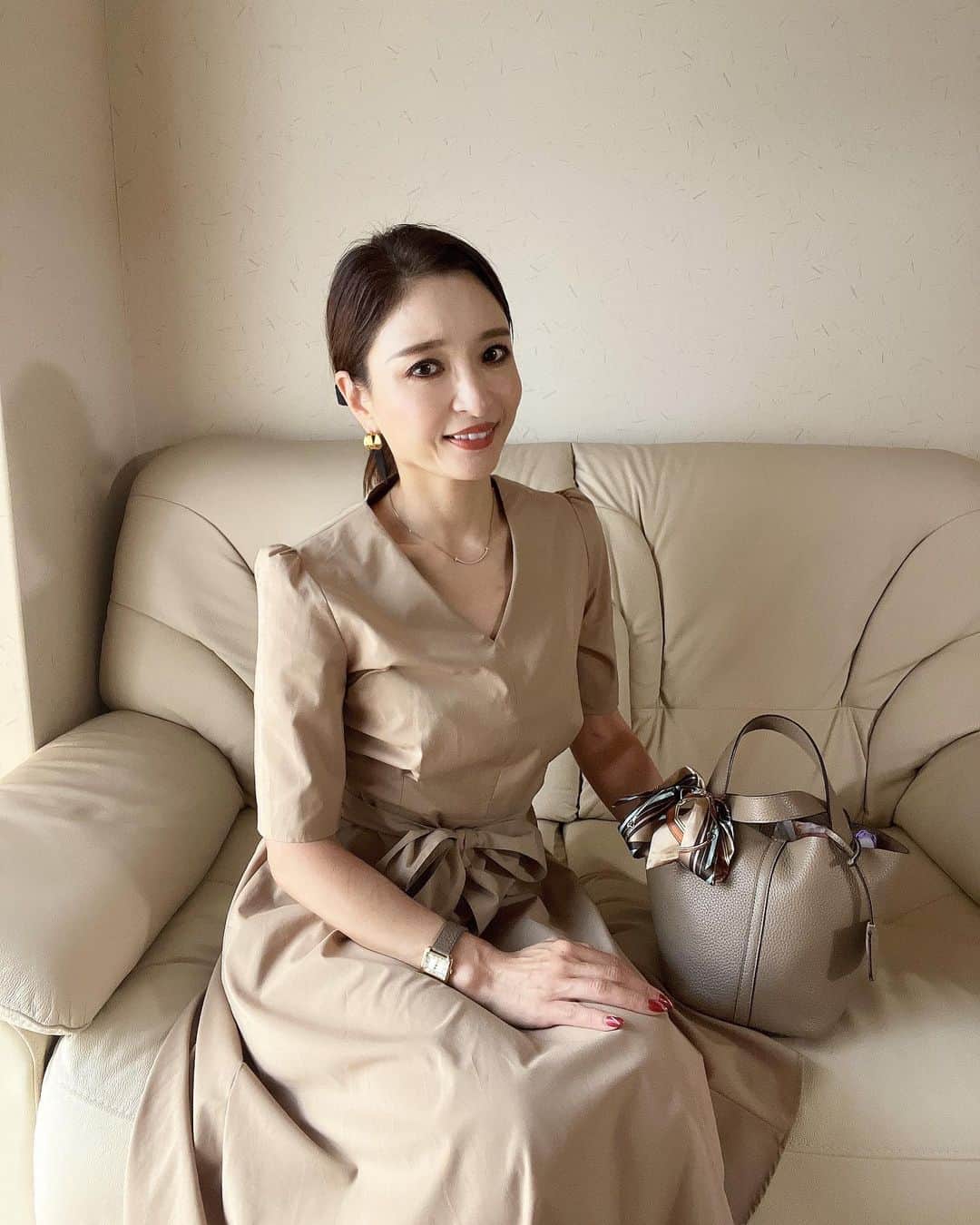 のインスタグラム：「コーディネート。 5年位前のお気に入りのロペのワンピース👗 ロペは、好きなお洋服ブランドなので、デパートで時々見ます！  ☑️バッグは楽天ルームに載せています。 ストーリーに楽天ルームのリンクを貼りました💕  ・ #fashion#ootd#codinate#instafashion #コーディネート#アラフォー#アラサー#アラフィフ #大人コーデ #お仕事コーデ  #大人ファッション #大人可愛い #韓国ファッション#綺麗めコーデ#きれいめコーデ#カチューシャ#プチプラコーデ#50歳コーデ」